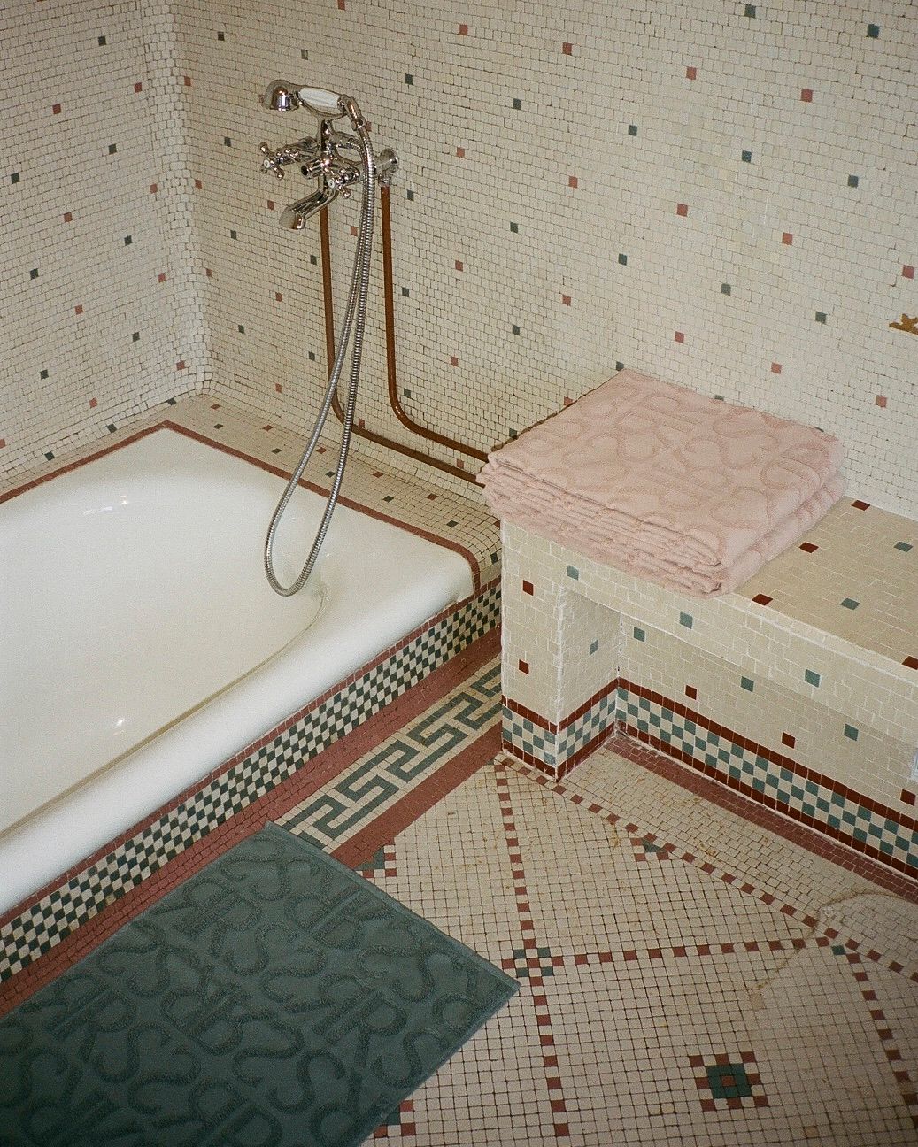Monogram bath towel - Bath towel 100x150 cm I Rose 1 - Rabens Saloner - DK
