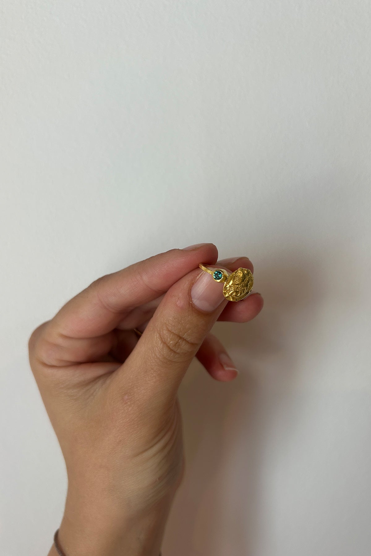 Coin Ring - Nafsu I Gold w/ Green Stone Gold w/ Green Stone 46 1 - Rabens Saloner - DK