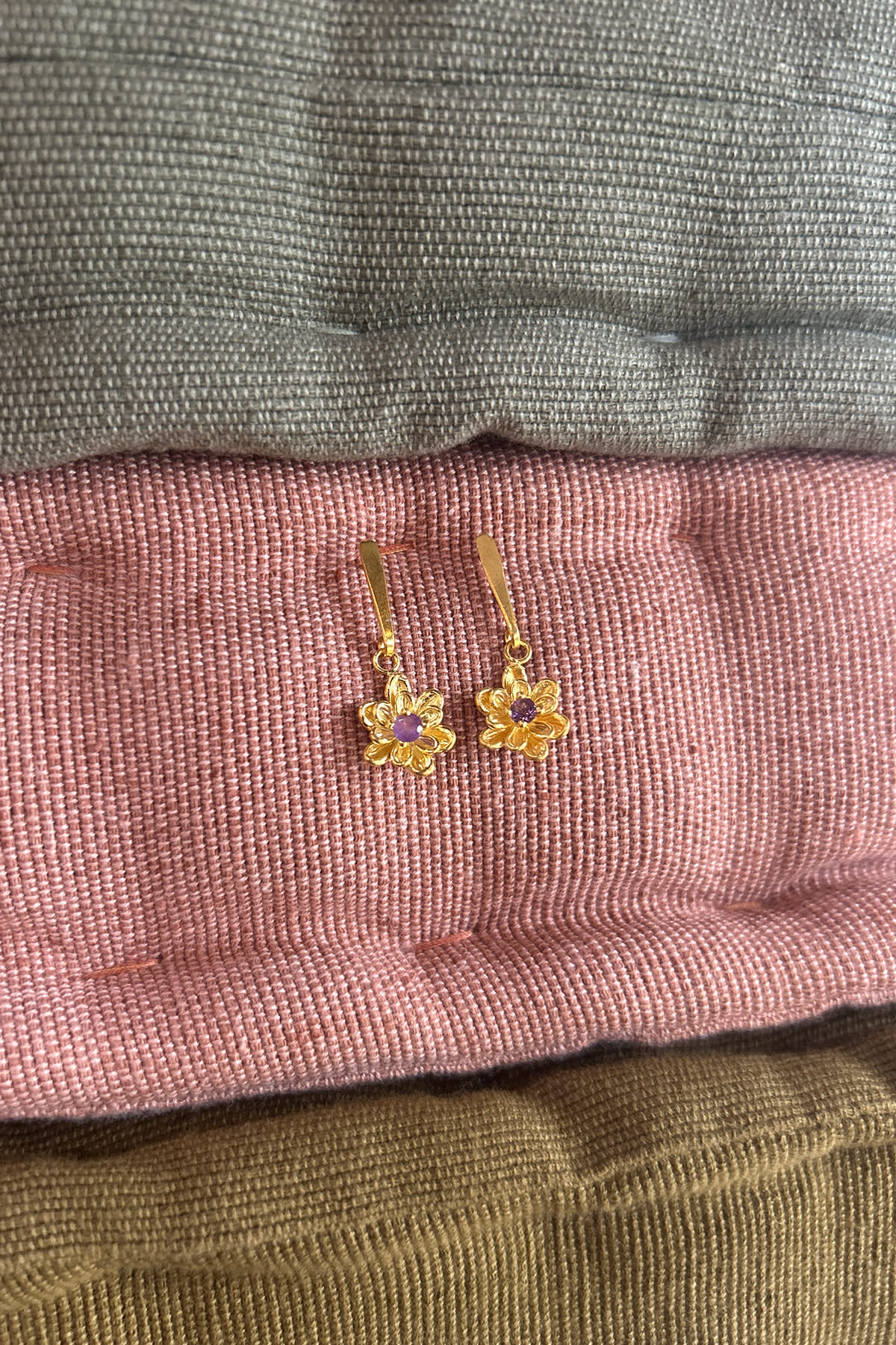 Stem Flower Stud - Nafsu I Gold w/ purple stone 3 - Rabens Saloner - DK