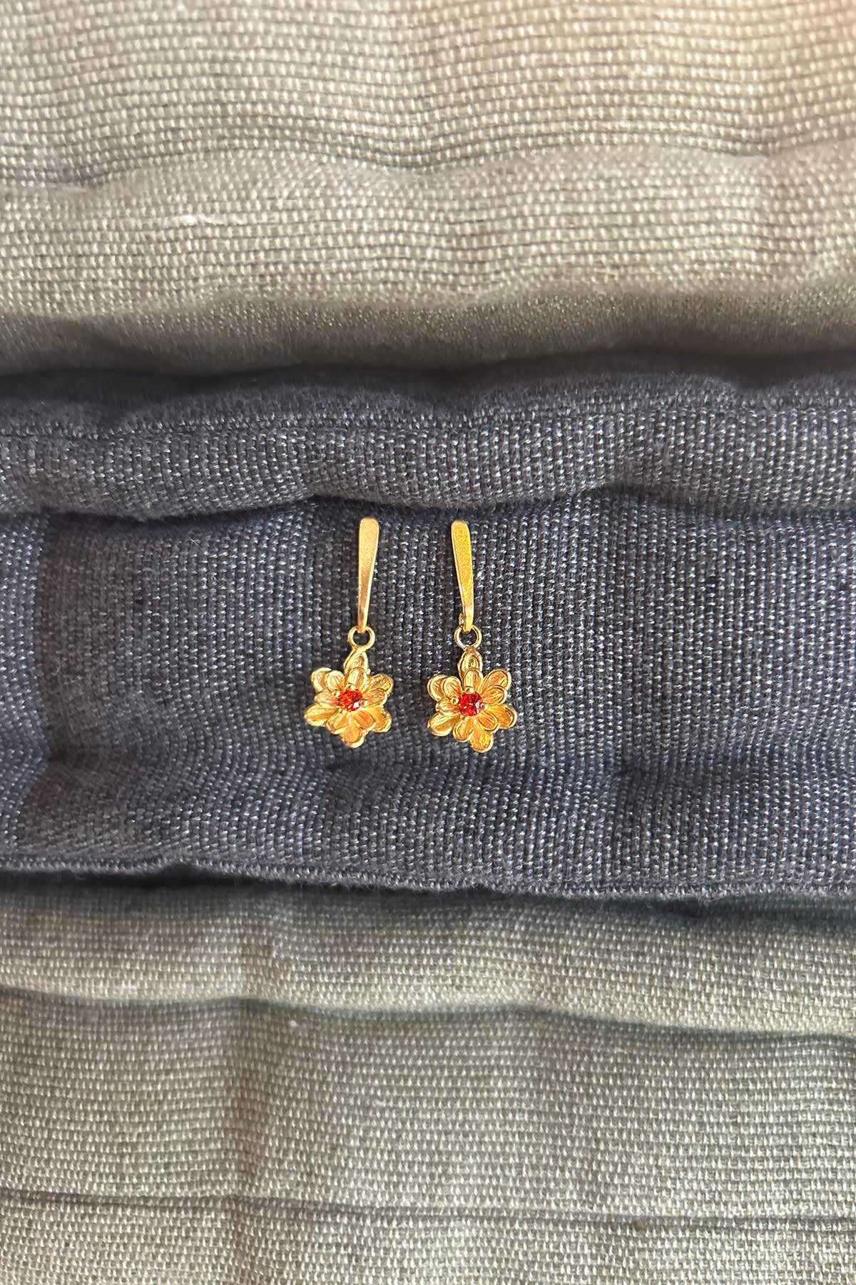 Stem Flower Stud - Nafsu I Gold w/ orange stone 5 - Rabens Saloner - DK