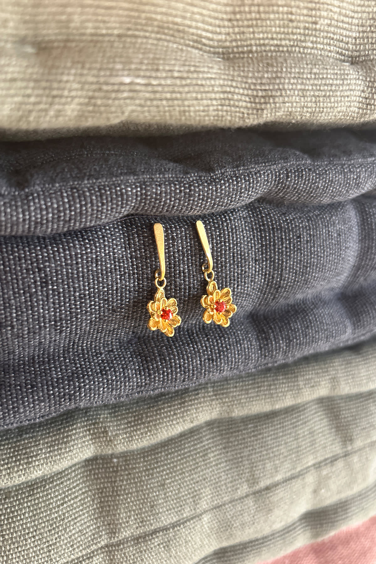 Stem Flower Stud - Nafsu I Gold w/ orange stone 4 - Rabens Saloner - DK