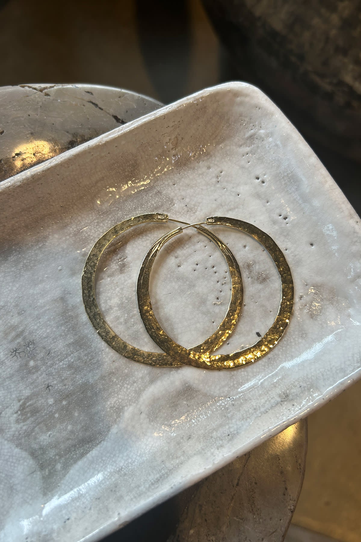 Nafsu - Hammered Hoop M I Gold Plated 3 - Rabens Saloner - DK