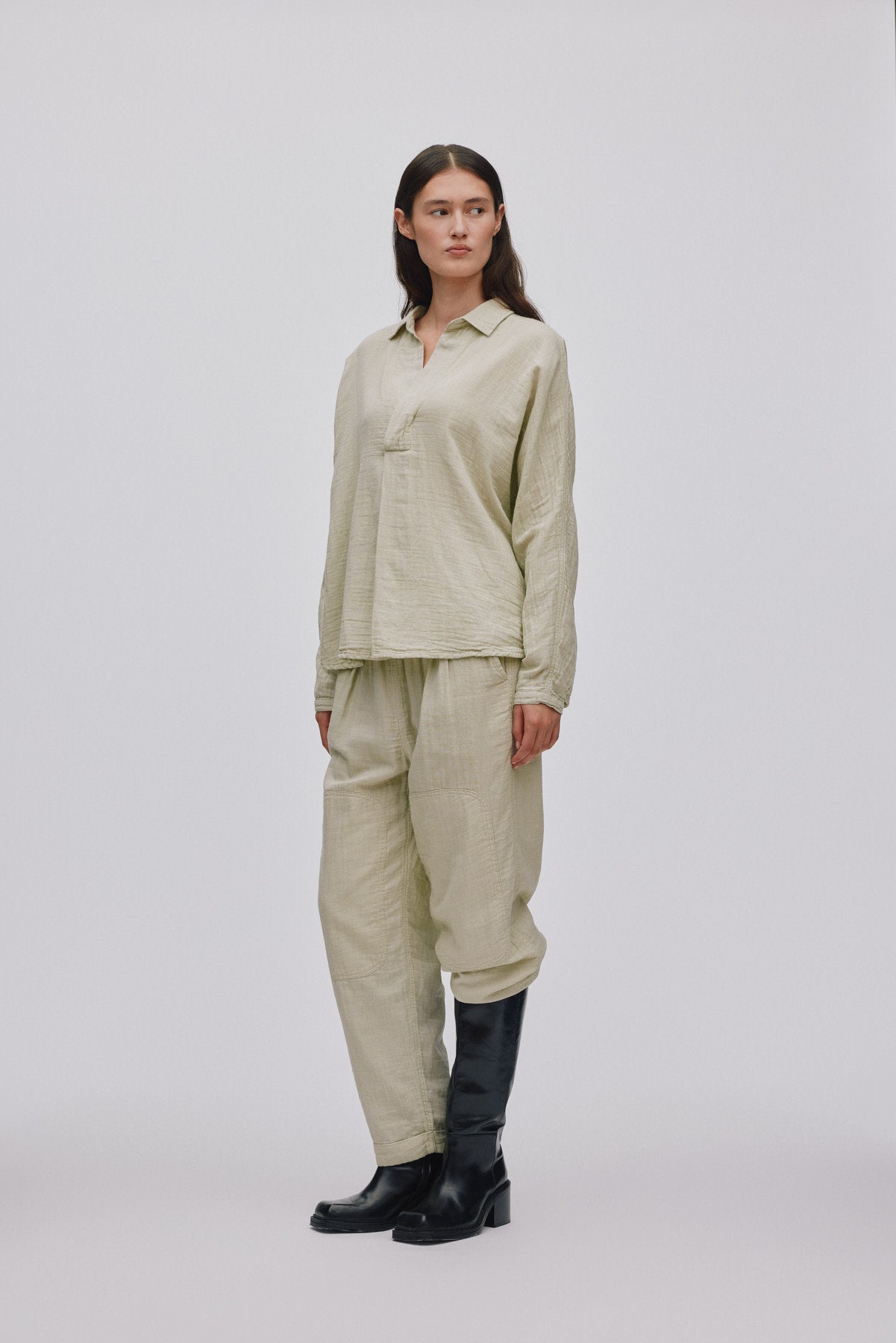 Jojo - Cotton double elbow patch shirt I Light sage 4 - Rabens Saloner - DK