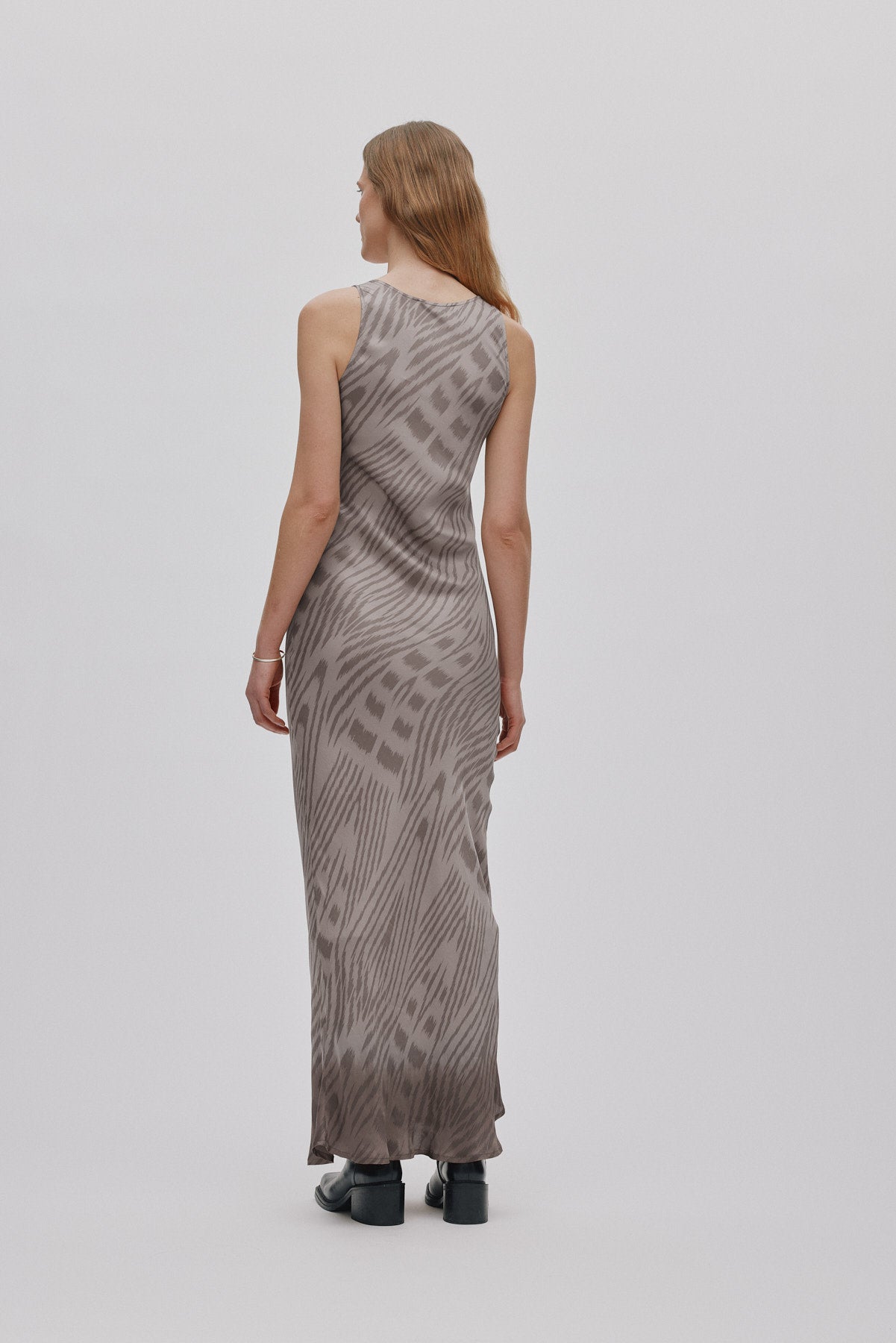 Lavan - Ombre ikat bias dress I Asphalt combo 3 - Rabens Saloner - DK