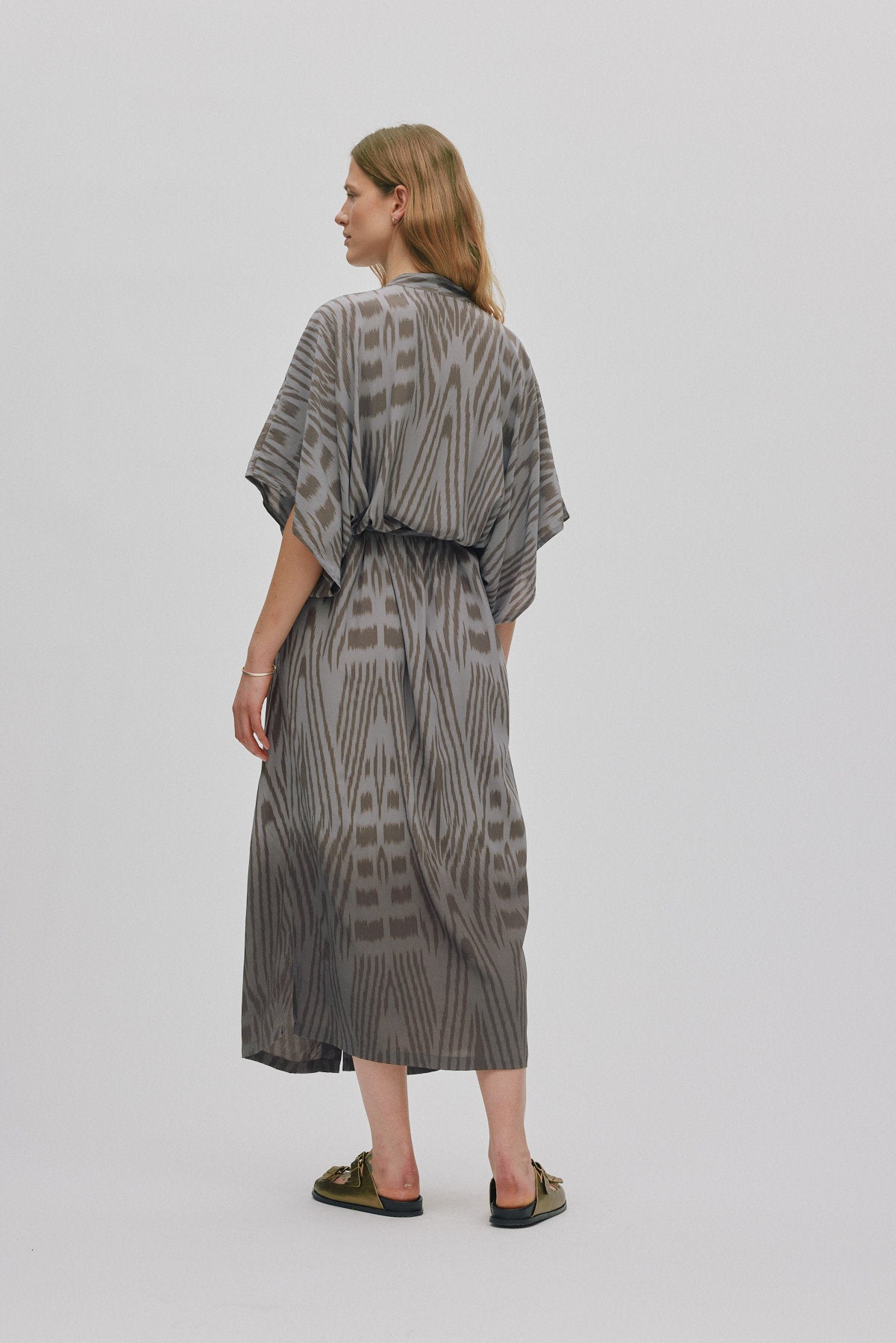 Alesandra - Ombre ikat kimono dress I Asphalt combo 6 - Rabens Saloner - DK
