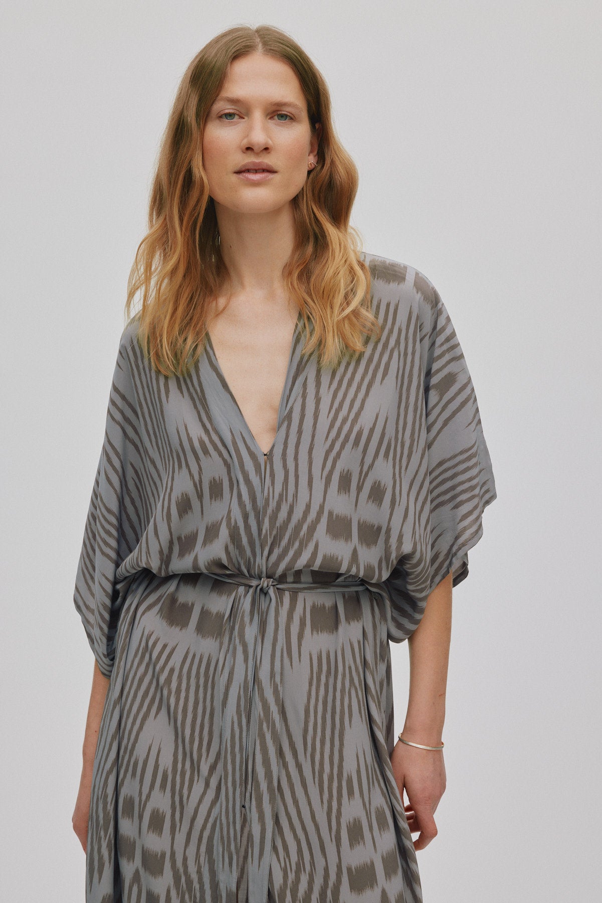 Alesandra - Ombre ikat kimono dress I Asphalt combo 5 - Rabens Saloner - DK