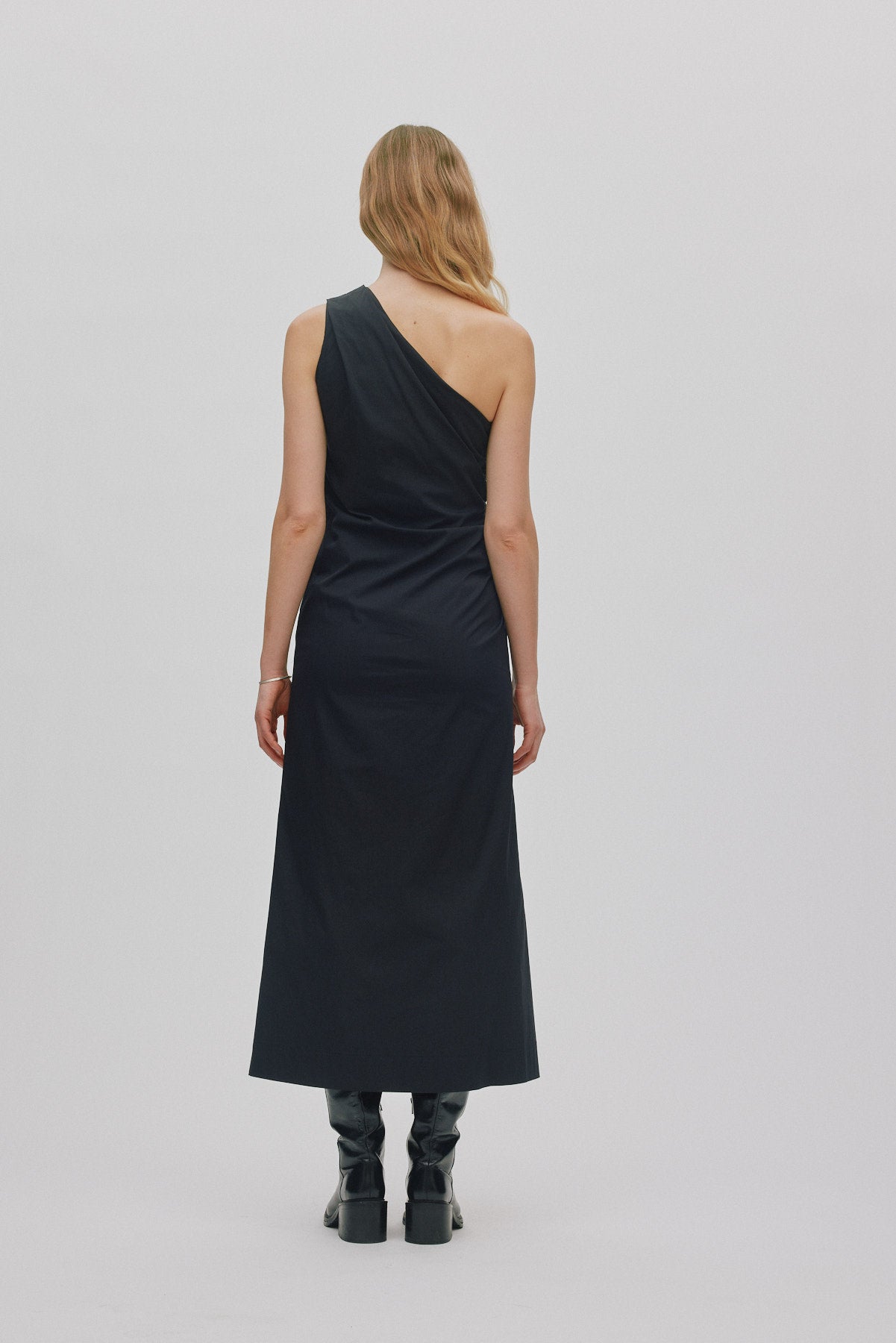 Aryana - Papery one shoulder long dress I Black 6 - Rabens Saloner - DK
