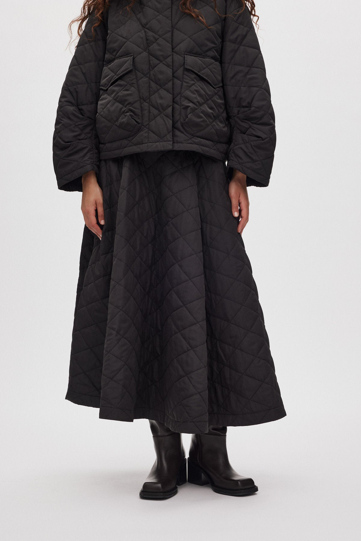 Bisharo - Tech quilt full skirt I Black 2 - Rabens Saloner - DK