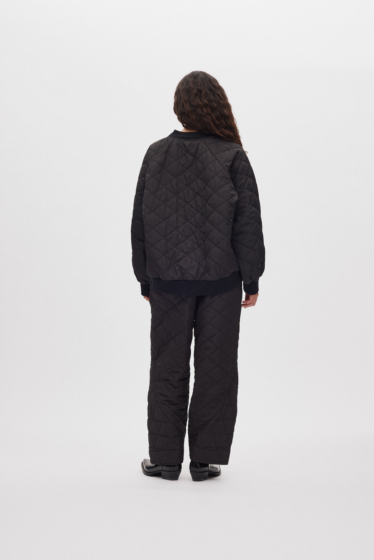 October - Tech quilt shaped pants I Black 3 - Rabens Saloner - DK