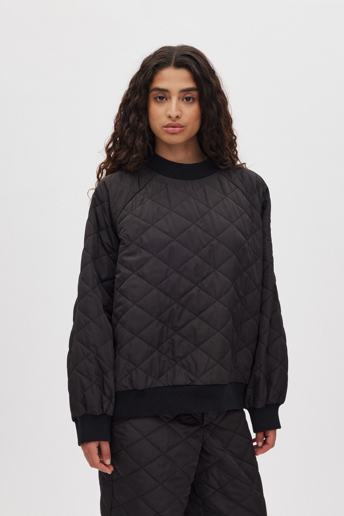Padme - Tech quilt top I Black 1 - Rabens Saloner - DK