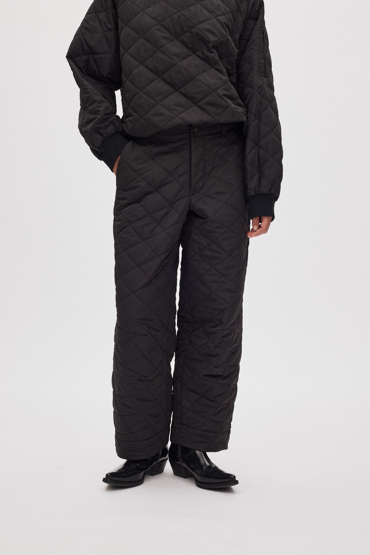 October - Tech quilt shaped pants I Black 2 - Rabens Saloner - DK