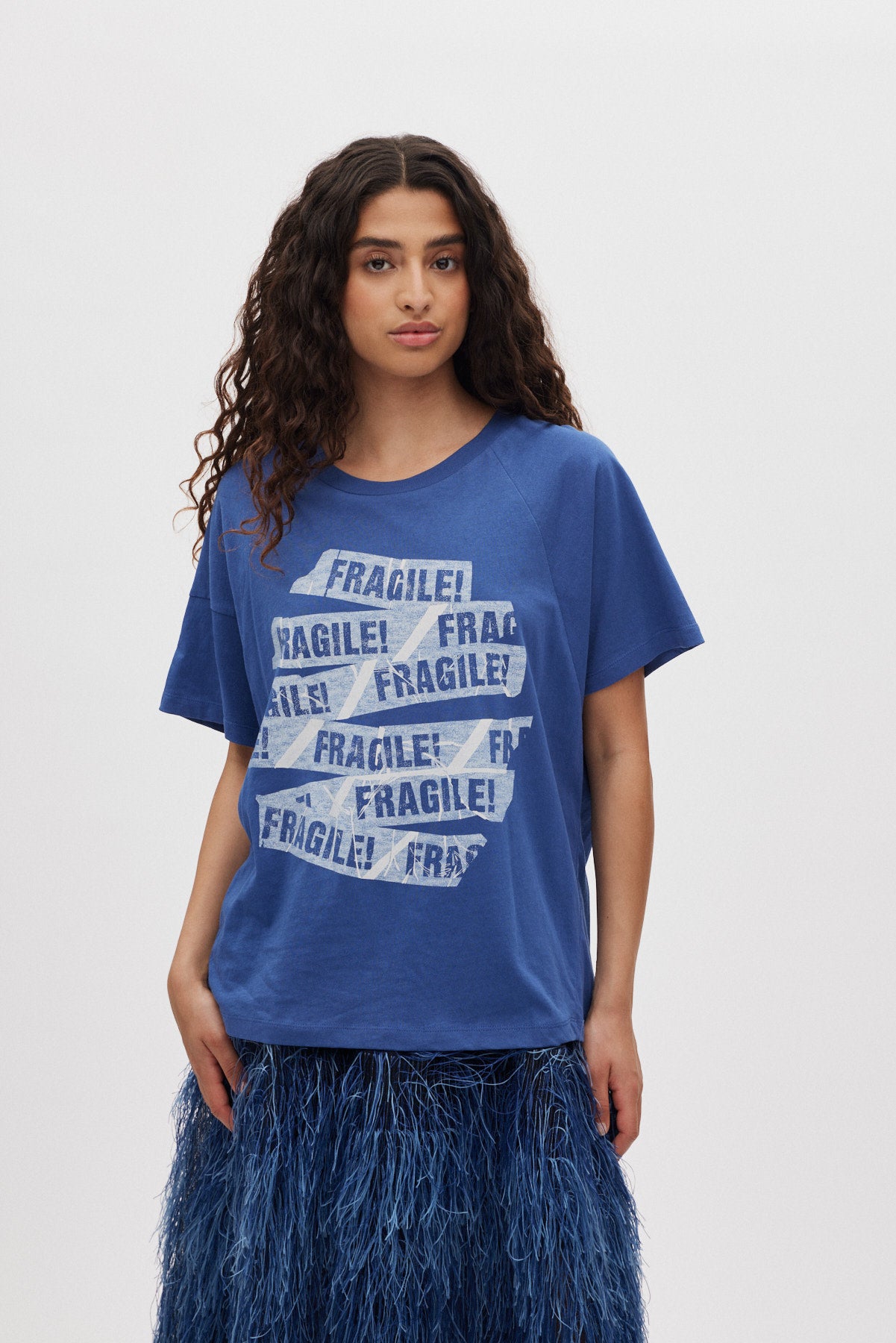 Ary - Fragile boxy t-shirt I Blue 1 - Rabens Saloner - DK