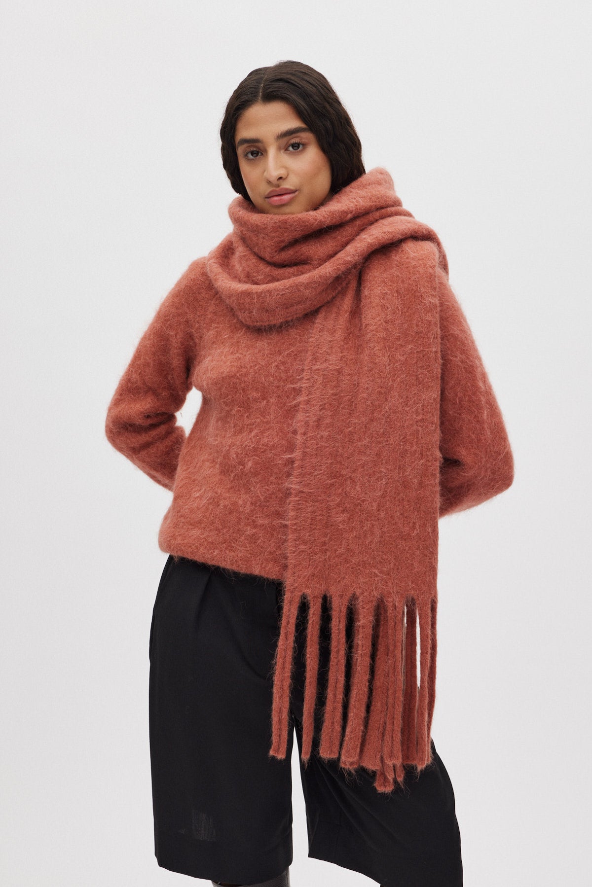 Emillia - Fluffy knit scarf I Redwood 1 - Rabens Saloner - DK