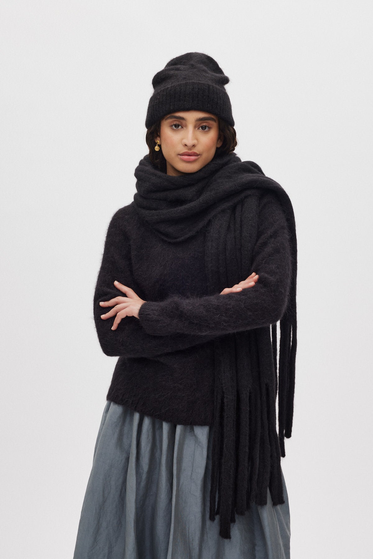 Emillia - Fluffy knit scarf I Black 1 - Rabens Saloner - DK