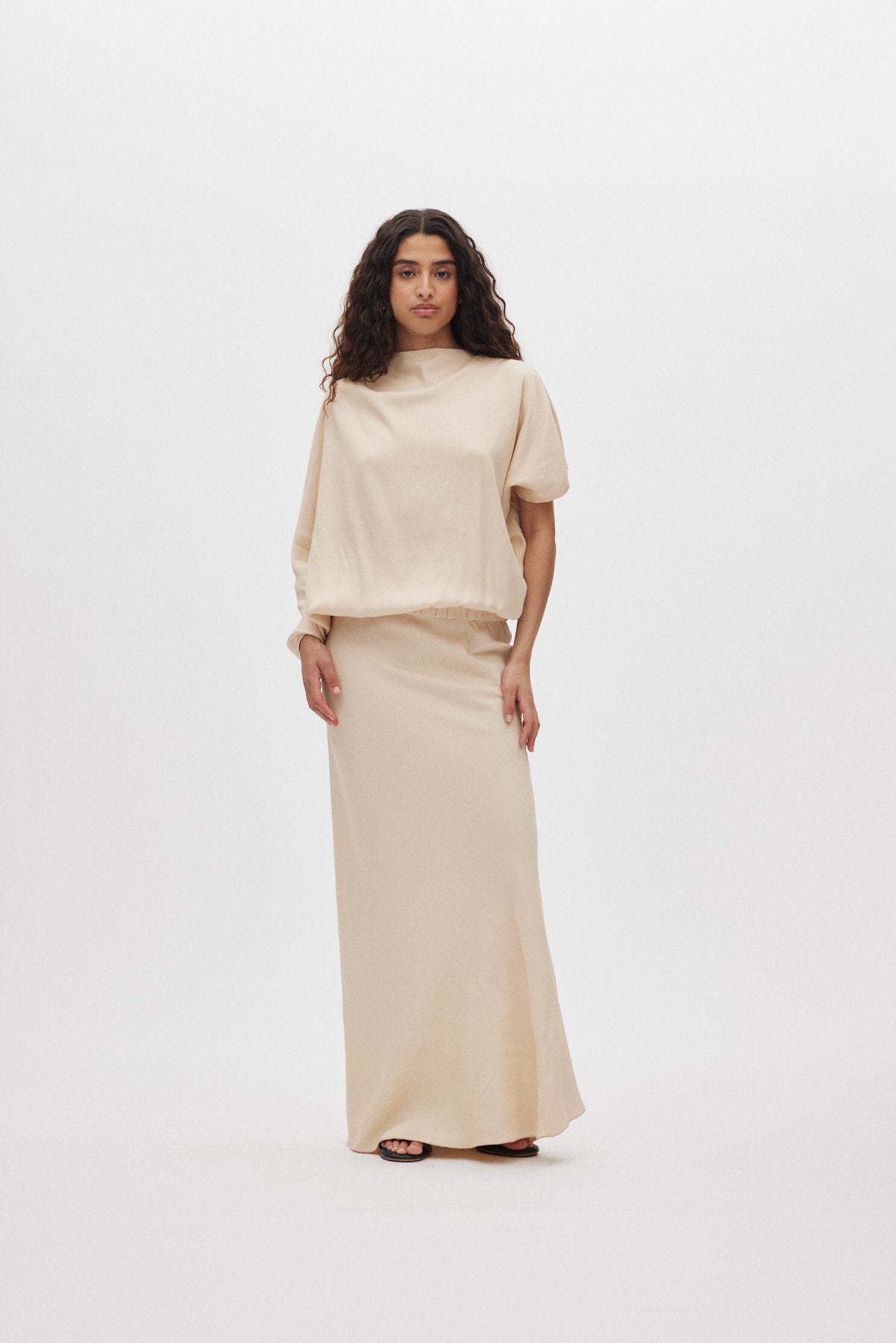 Mila - Ripple drape dress I Sand Dollar 1 - Rabens Saloner - DK