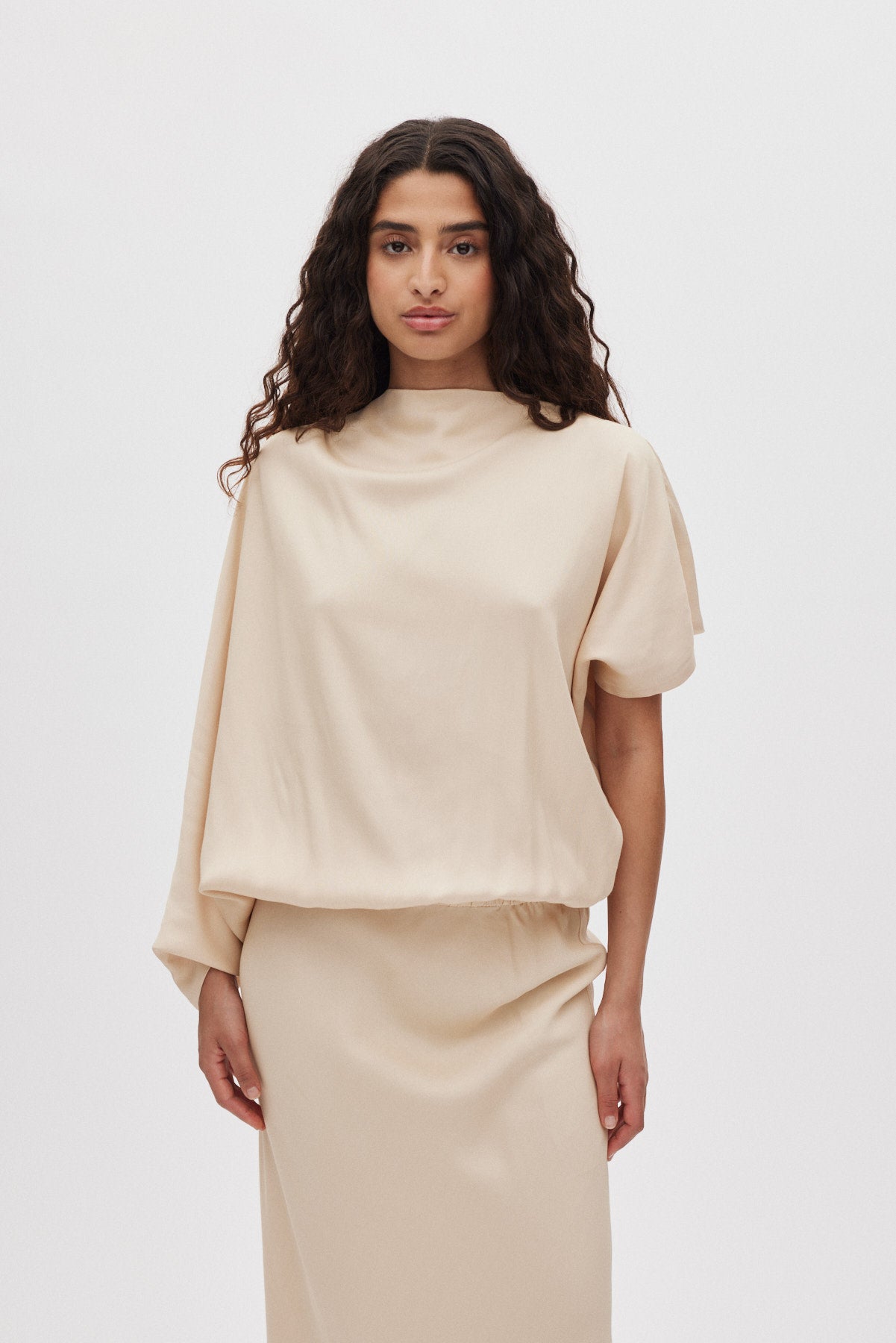 Mila - Ripple drape dress I Sand Dollar 2 - Rabens Saloner - DK