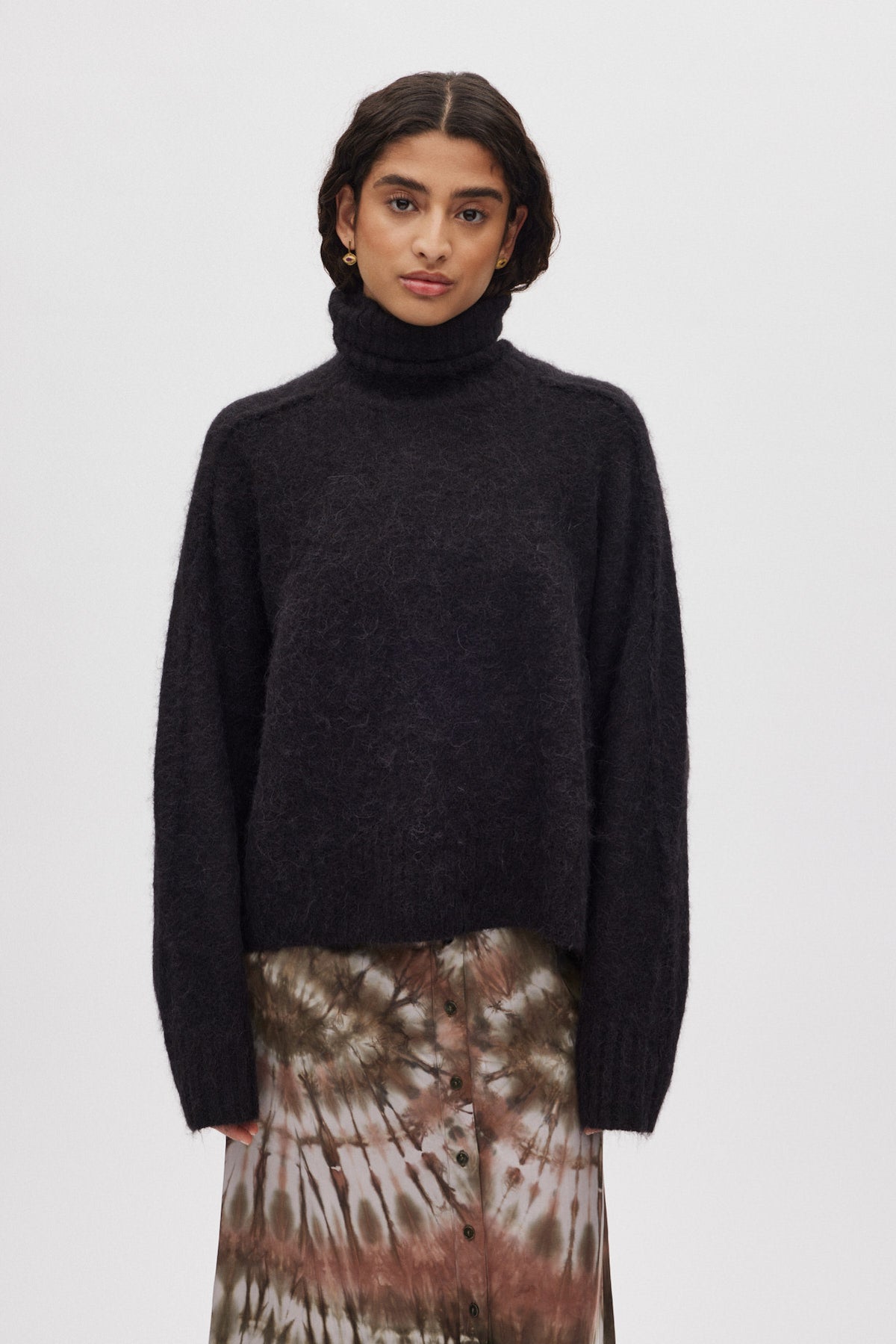 Mabeka - Fluffy knit funnel-neck sweater I Black 2 - Rabens Saloner - DK