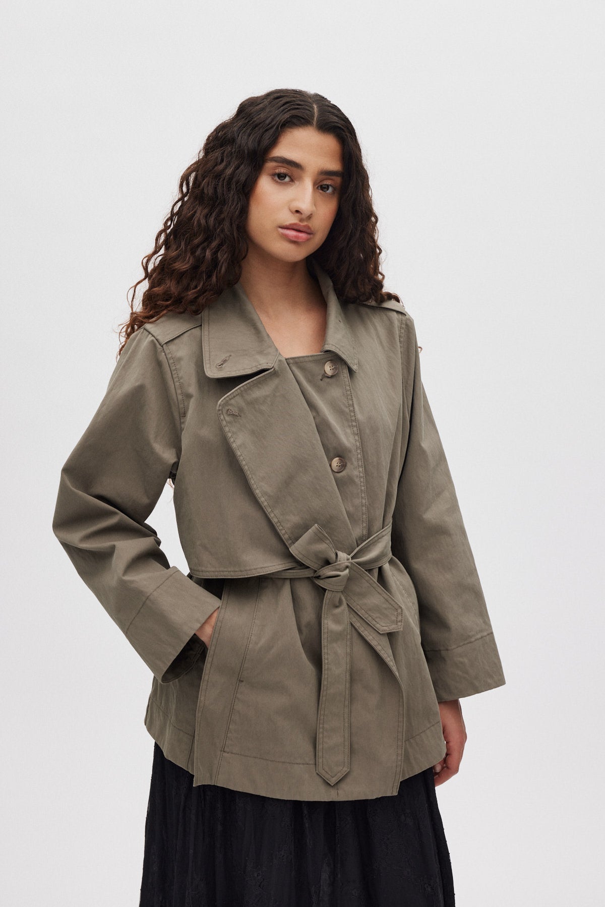 Nadira - Utility cropped trench jacket I Asphalt 3 - Rabens Saloner - DK