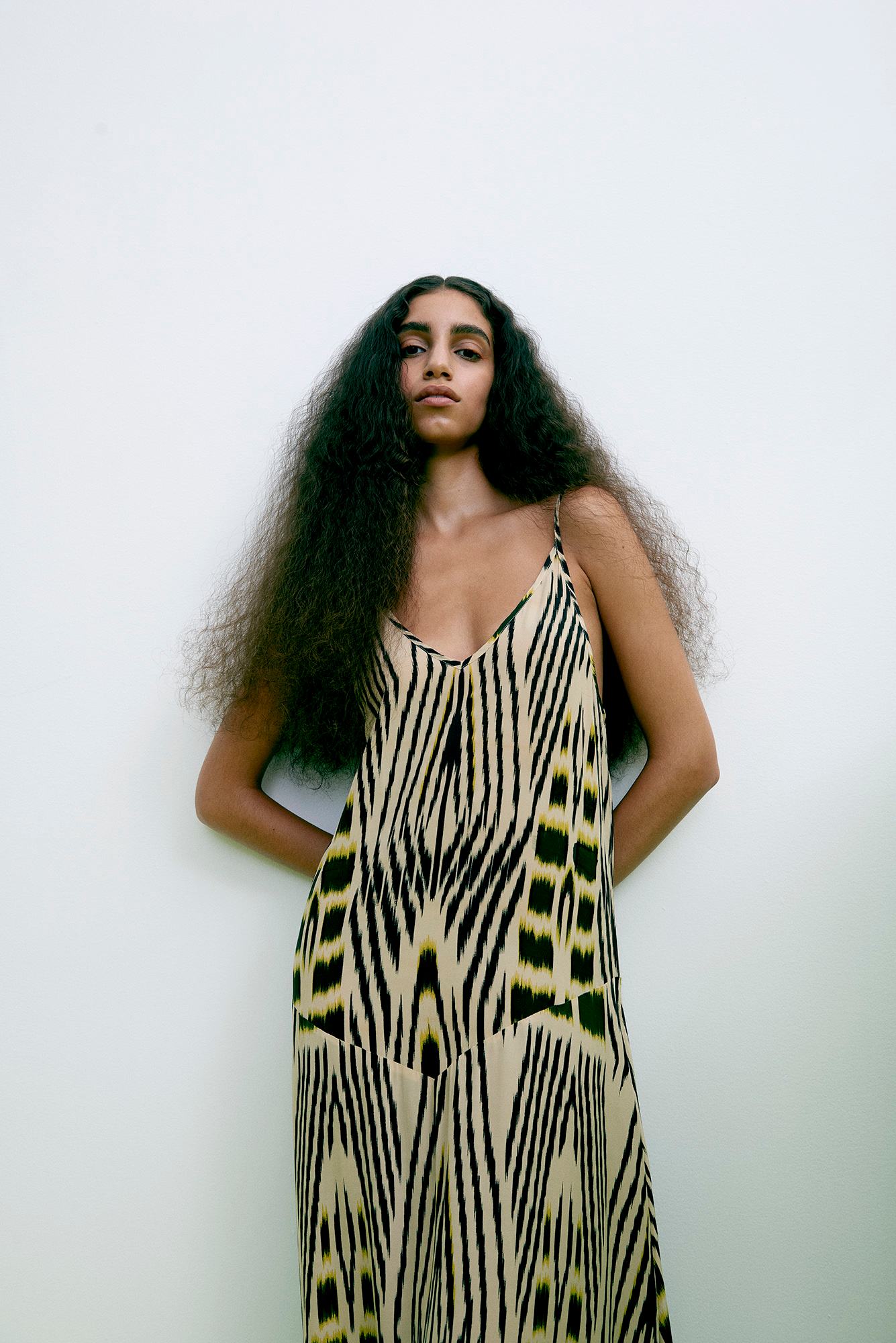 Annebeth - Ikat V-dress I Forest pink sand 5 - Rabens Saloner - DK