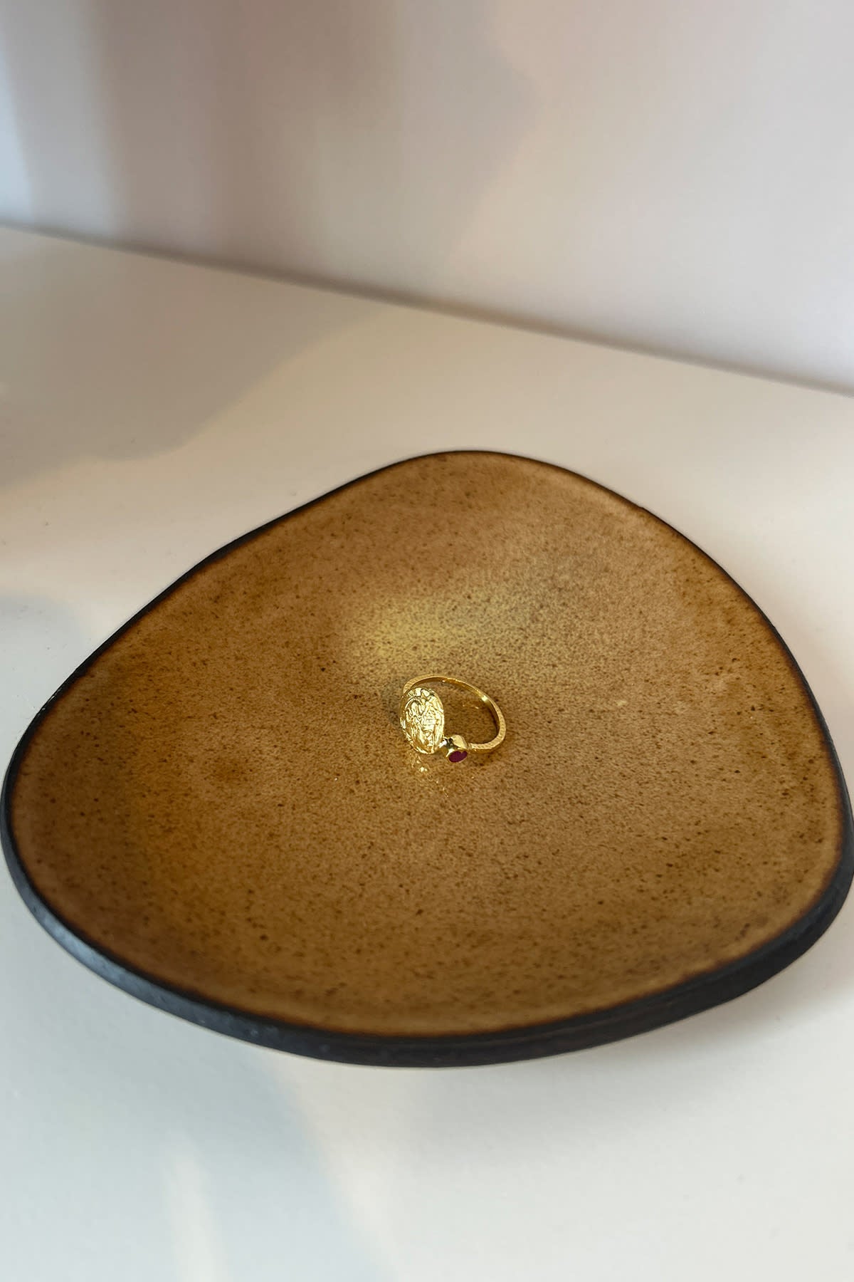 Coin Ring - Nafsu I Gold w/ Ruby Stone Gold w/ Ruby Stone 46 2 - Rabens Saloner - DK