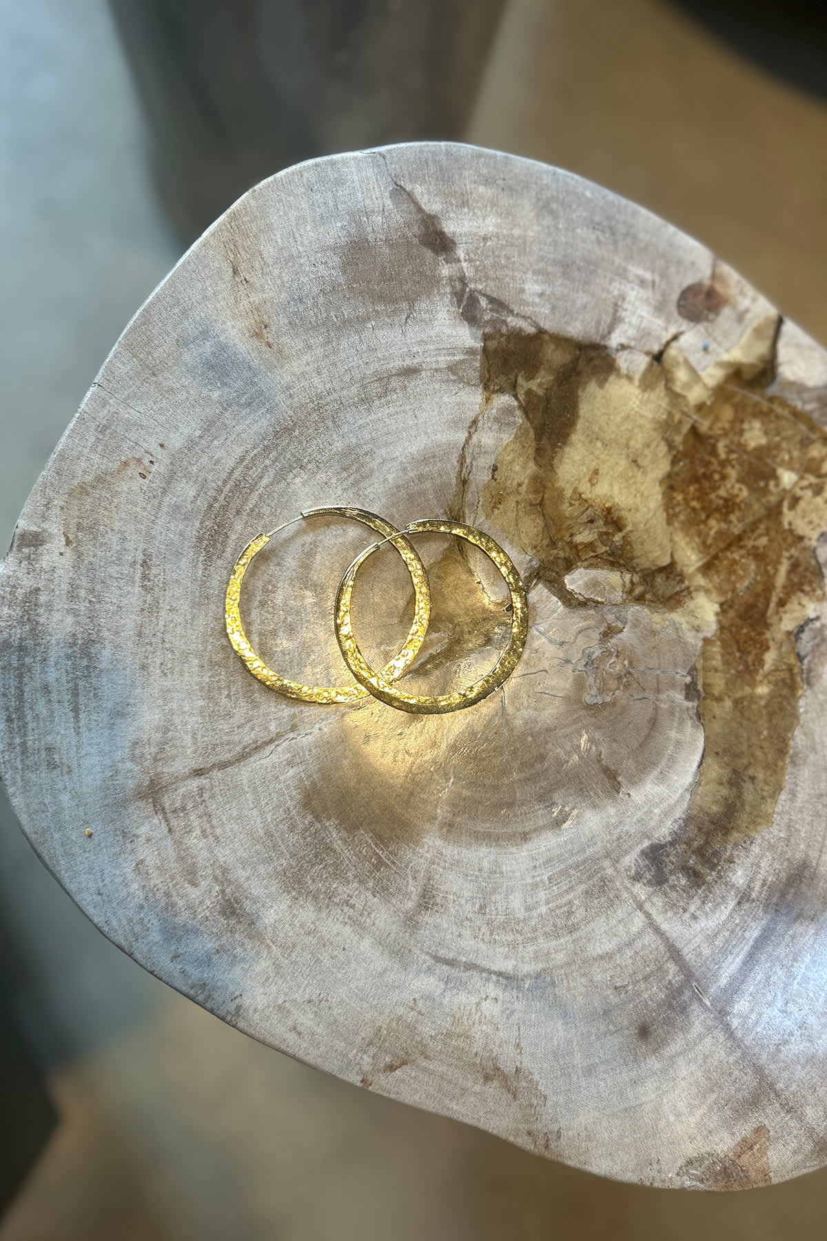 Nafsu - Hammered Hoop M I Gold Plated 2 - Rabens Saloner - DK
