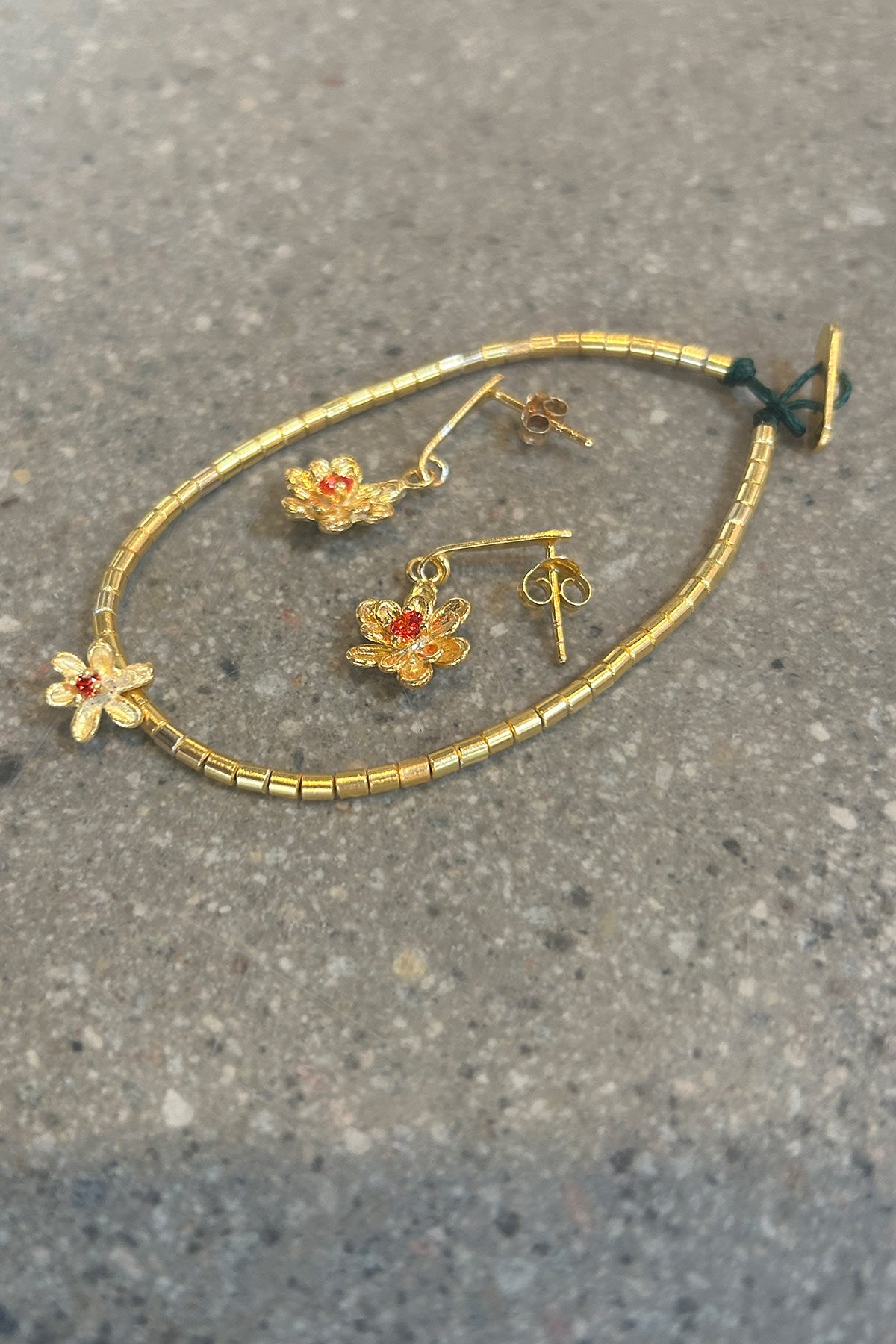 Tube Bead Flower Bracelet - Nafsu I Gold w/ orange stone 3 - Rabens Saloner - DK
