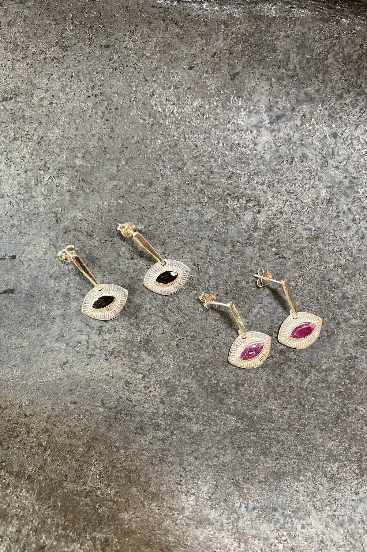 Nafsu - Gold plated earstick w/eye pendant I Red Ruby 5 - Rabens Saloner - DK