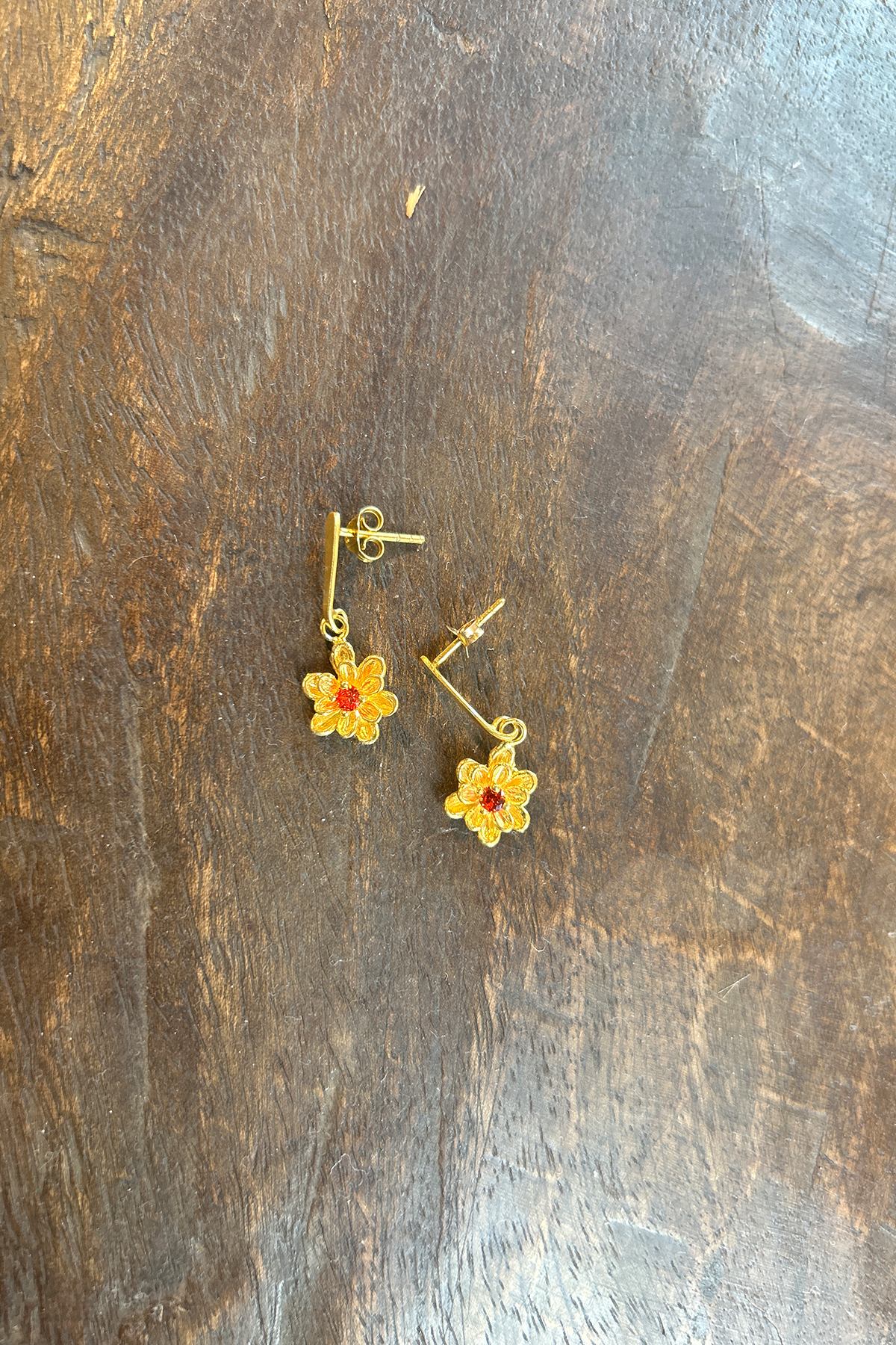 Stem Flower Stud - Nafsu I Gold w/ orange stone 2 - Rabens Saloner - DK