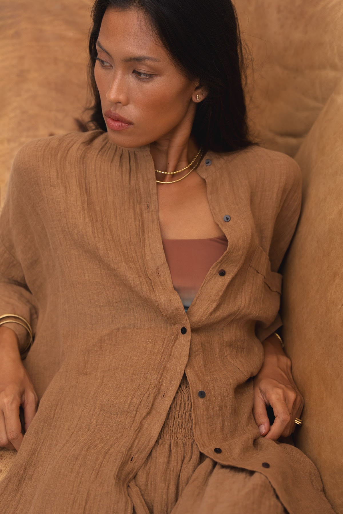 Bobbies - PRE-ORDER I Crinkled oversize shirt I Walnut 8 - Rabens Saloner - DK