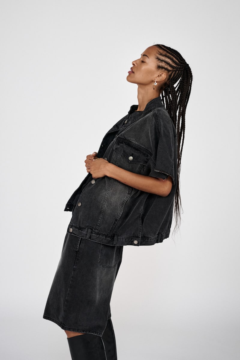Raha - Denim black wide shorts I Washed black denim 9 - Rabens Saloner - DK