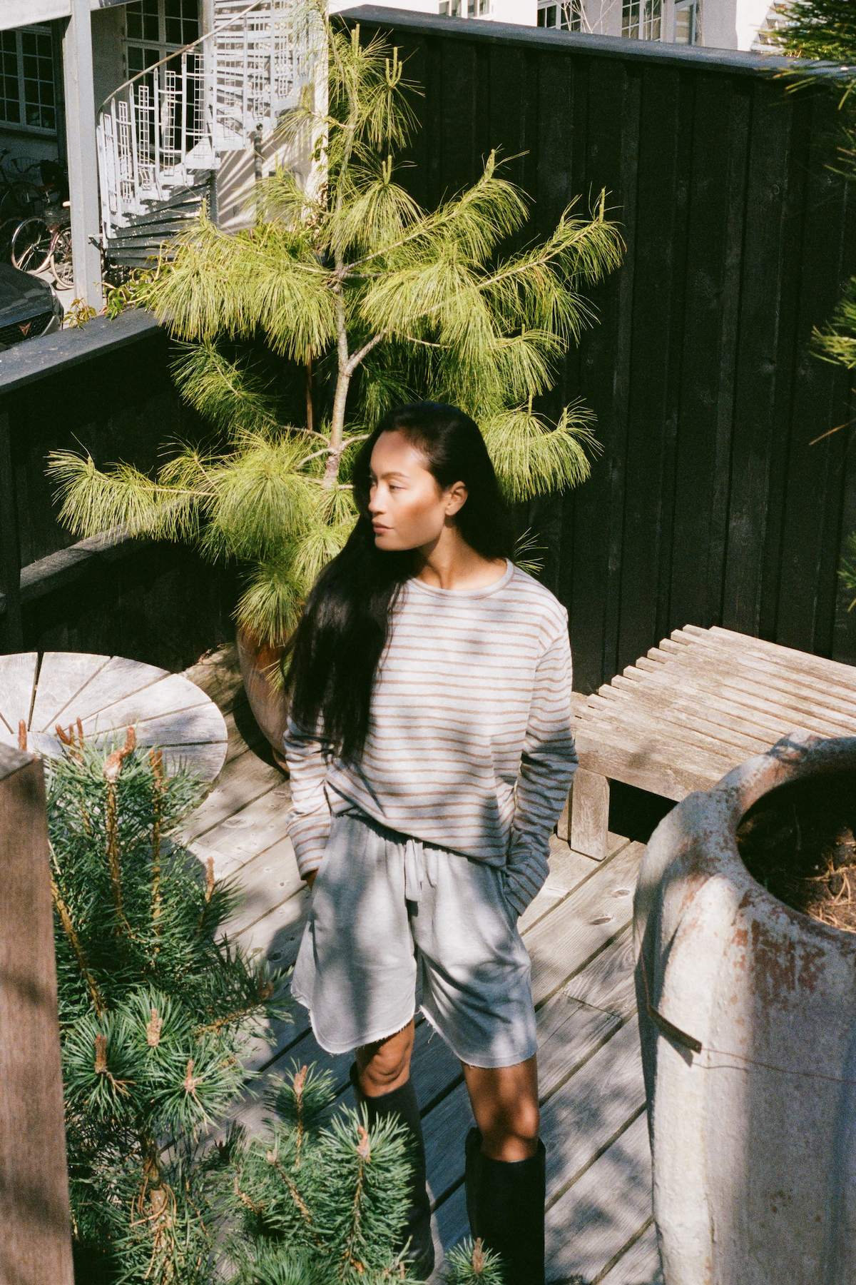Hila - Light stretch crew neck top I Grey honey stripe 1 - Rabens Saloner - DK