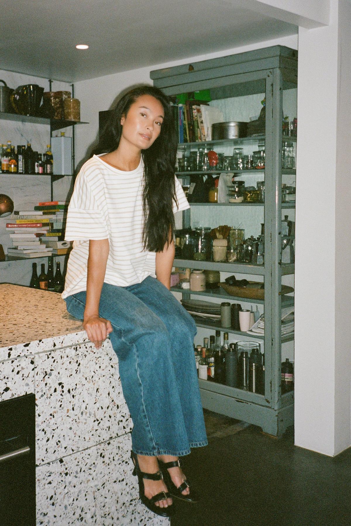 Margot - Light stretch cropped t-shirt I White sand stripe 2 - Rabens Saloner - DK