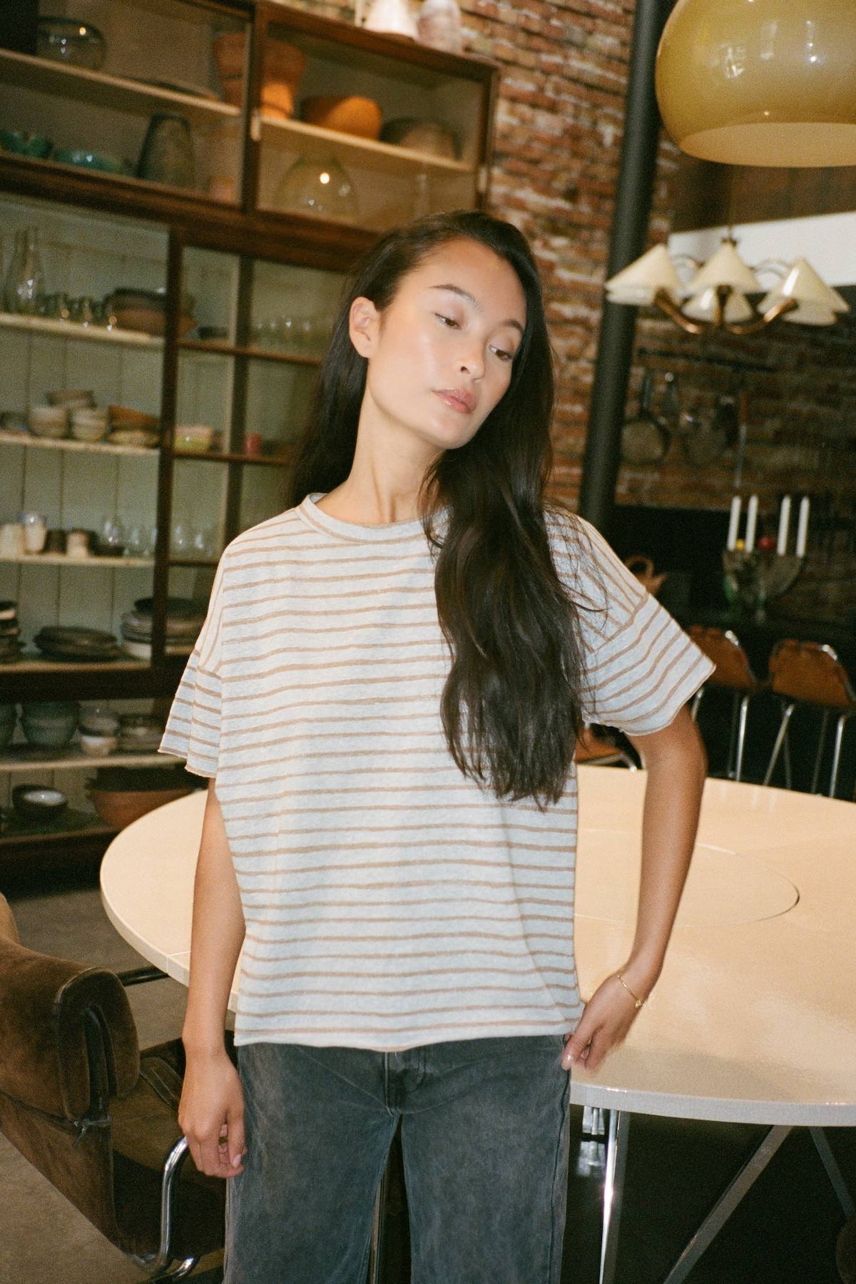 Margot - Light stretch cropped t-shirt I Grey honey stripe 1 - Rabens Saloner - DK