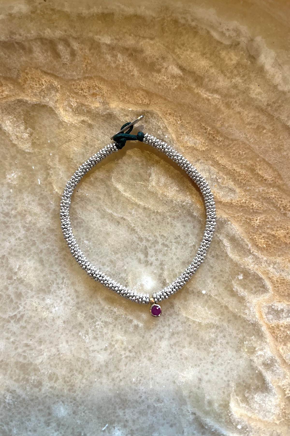 Nafsu - Bracelet w/gold square pendant I Purple stone 2 - Rabens Saloner - DK