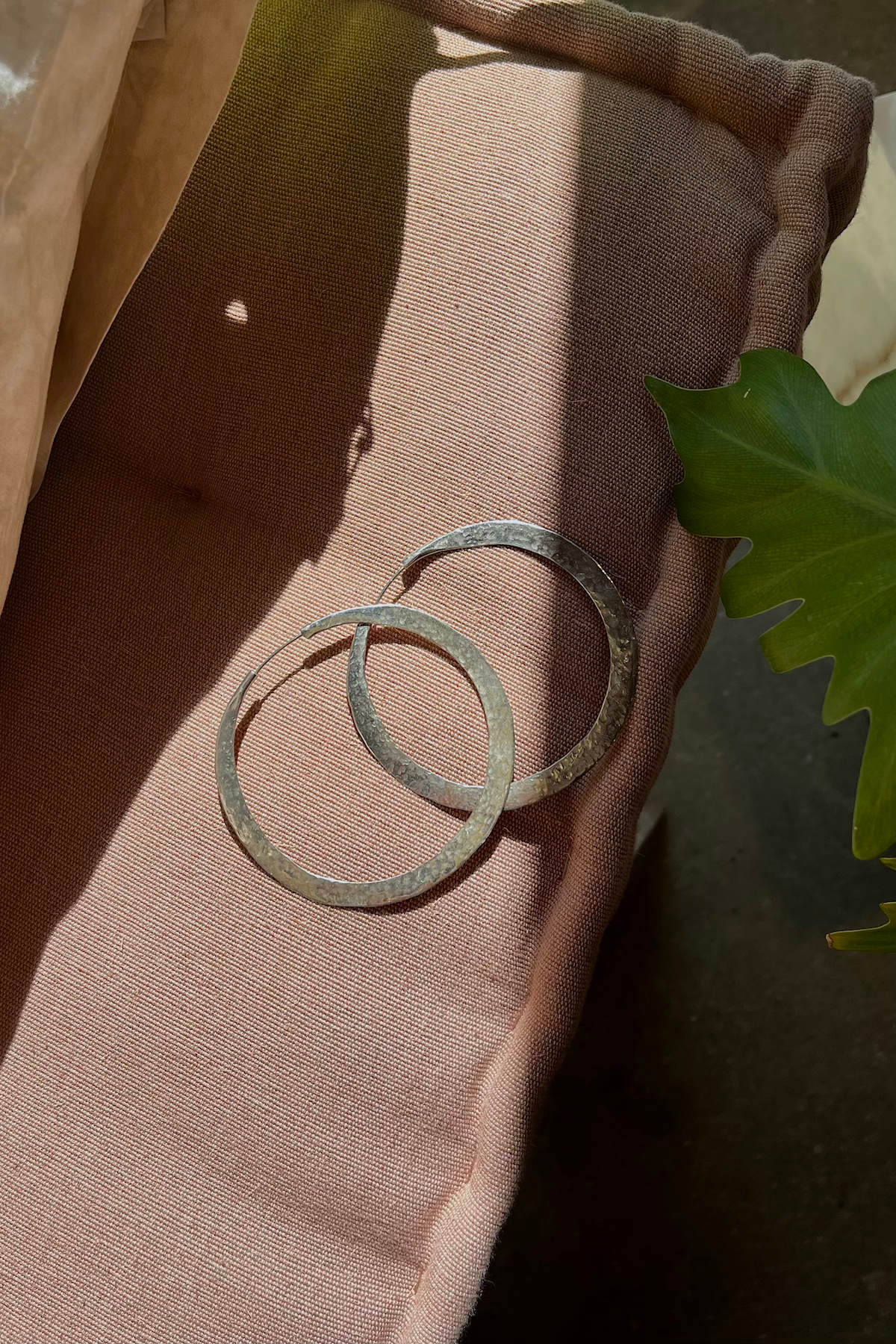Nafsu - Silver hammered hoops S I Silver 3 - Rabens Saloner - DK