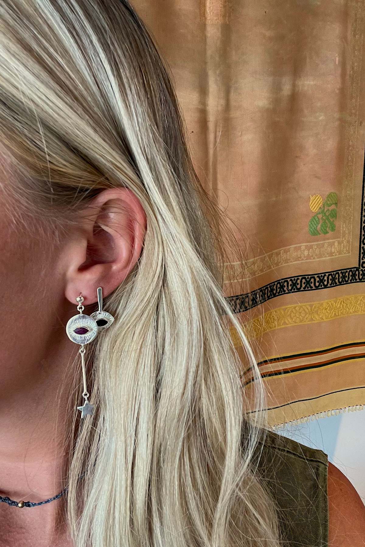 Nafsu - Silver Earstick w/ Eye Pendant I Ruby 4 - Rabens Saloner - DK