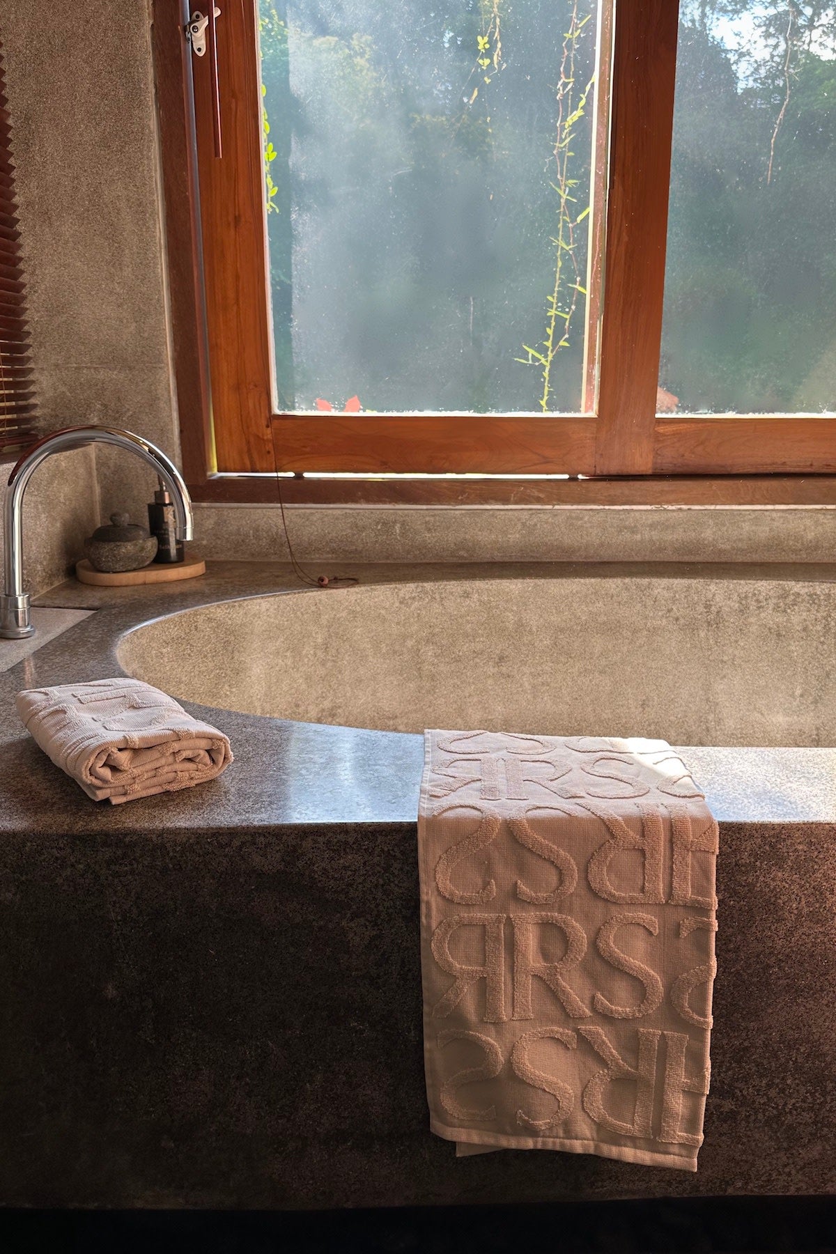 Monogram hand towel - Hand towel 50x80 cm I Rose 4 - Rabens Saloner - DK