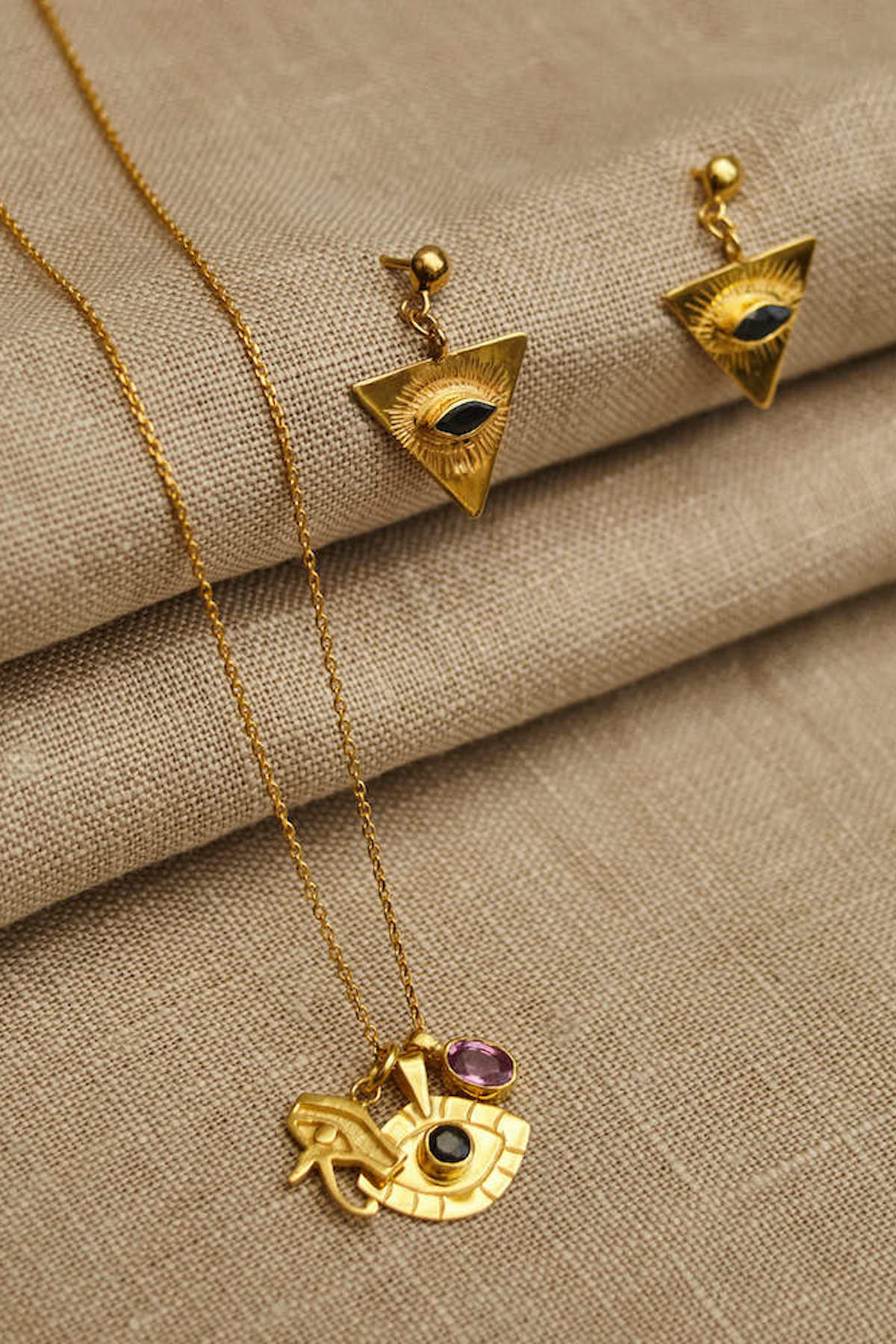 Nafsu - Earstick w/ Triangle Eye Pendant I Red Ruby 2 - Rabens Saloner - DK