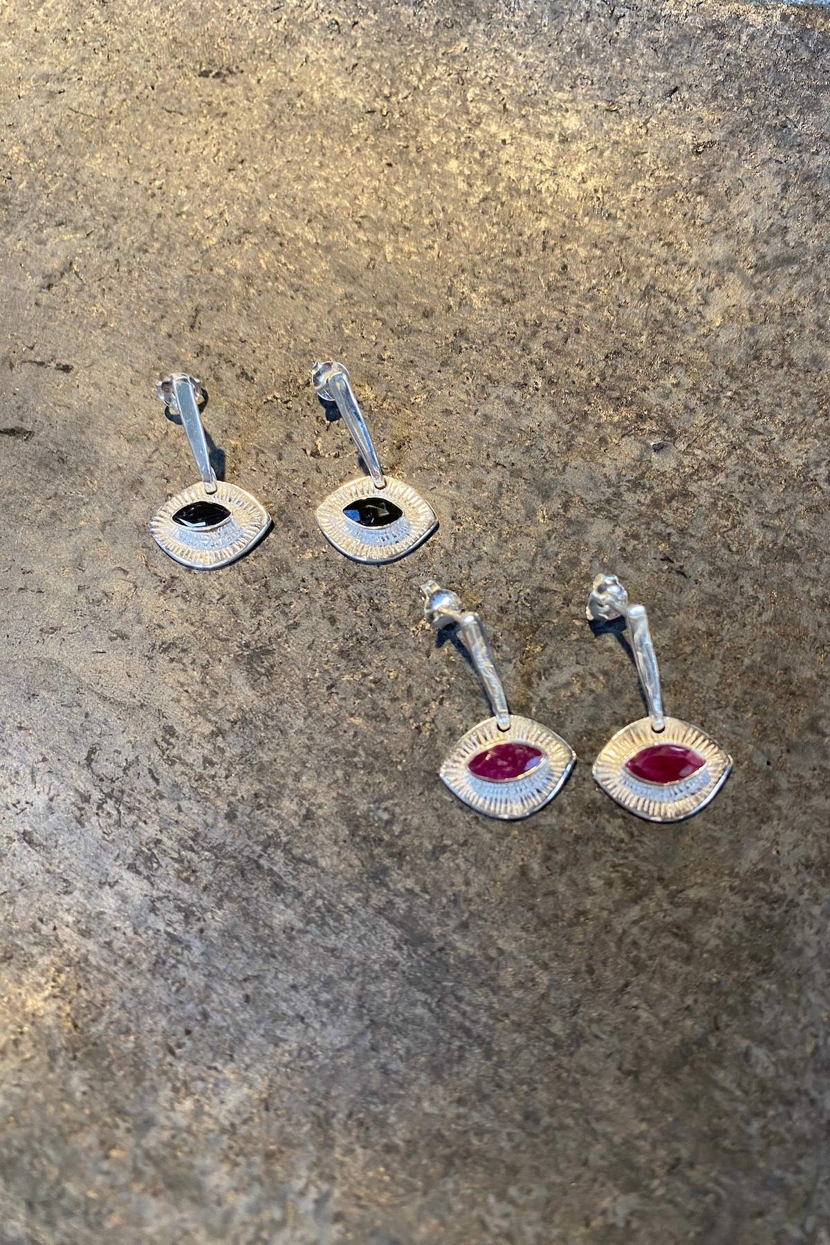 Nafsu - Silver Earstick w/ Eye Pendant I Ruby 2 - Rabens Saloner - DK