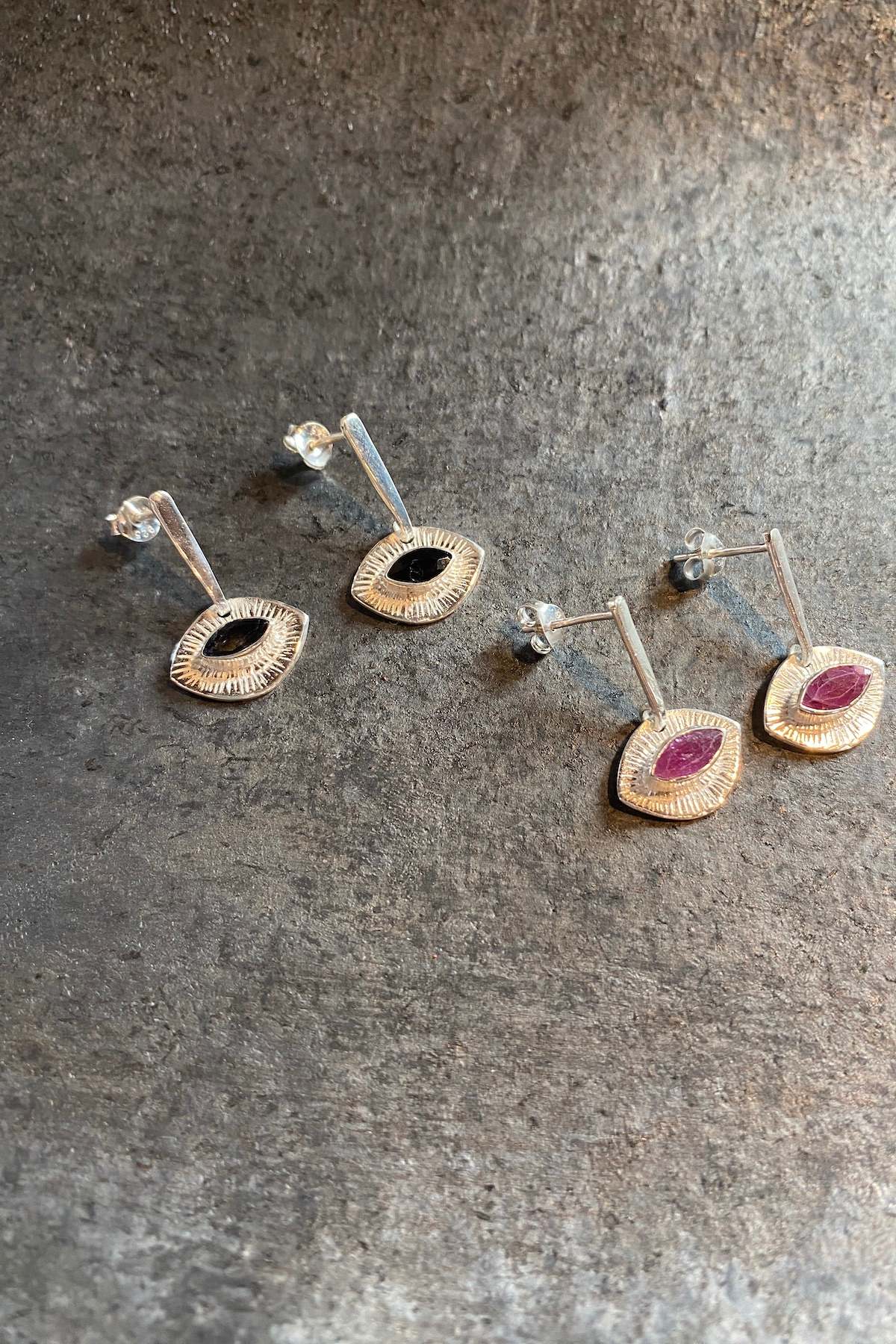 Nafsu - Silver earstick w/eye pendant I Sapphire 2 - Rabens Saloner - DK