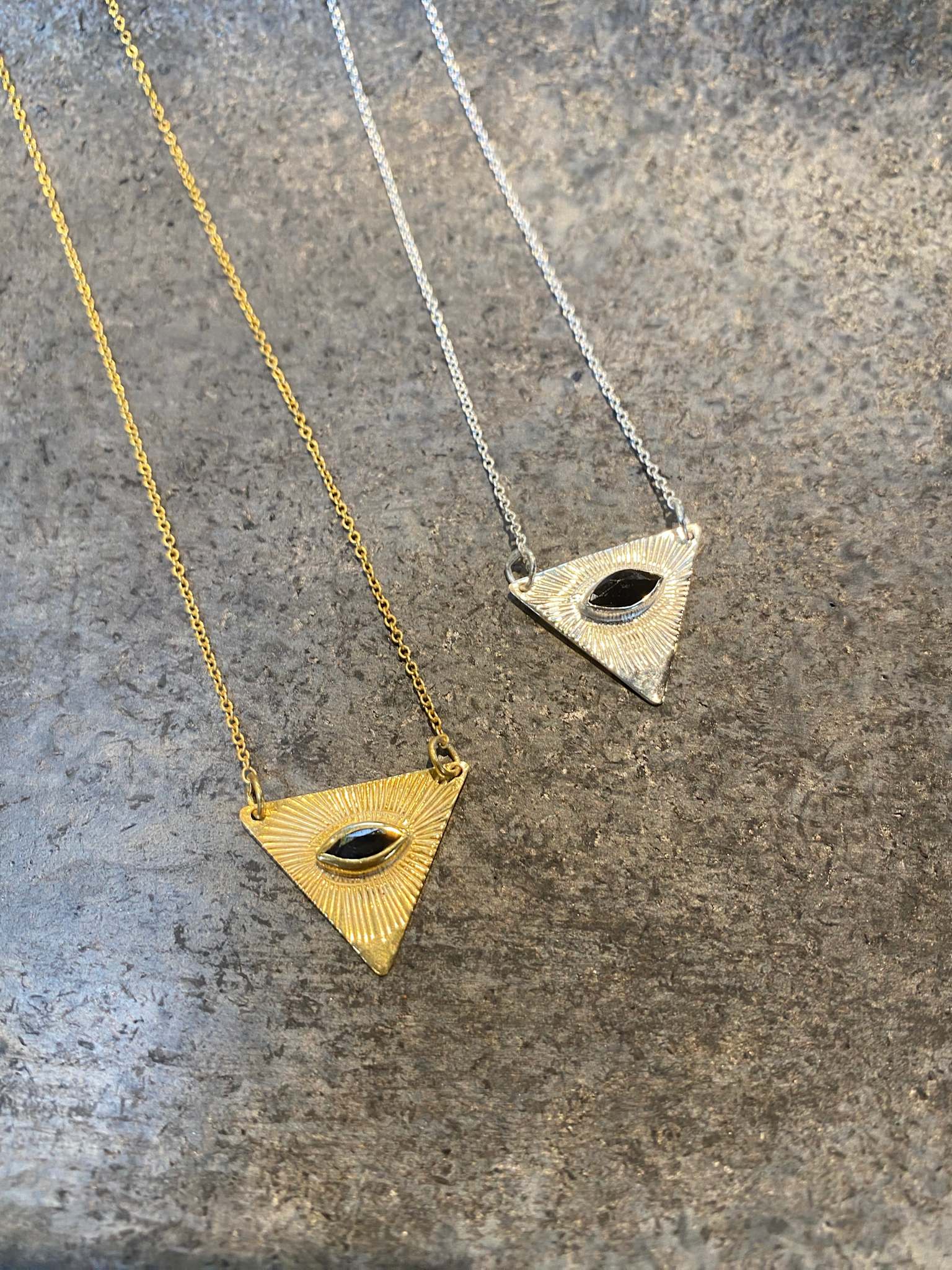 Nafsu - Gold plated chain w/ Triangle Eye Pendant I Black Sapphire 4 - Rabens Saloner - DK