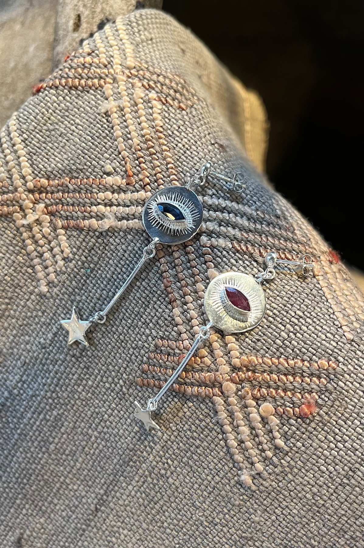 Nafsu - Long Silver eye earstick w/star pendant I Black Sapphire 4 - Rabens Saloner - DK