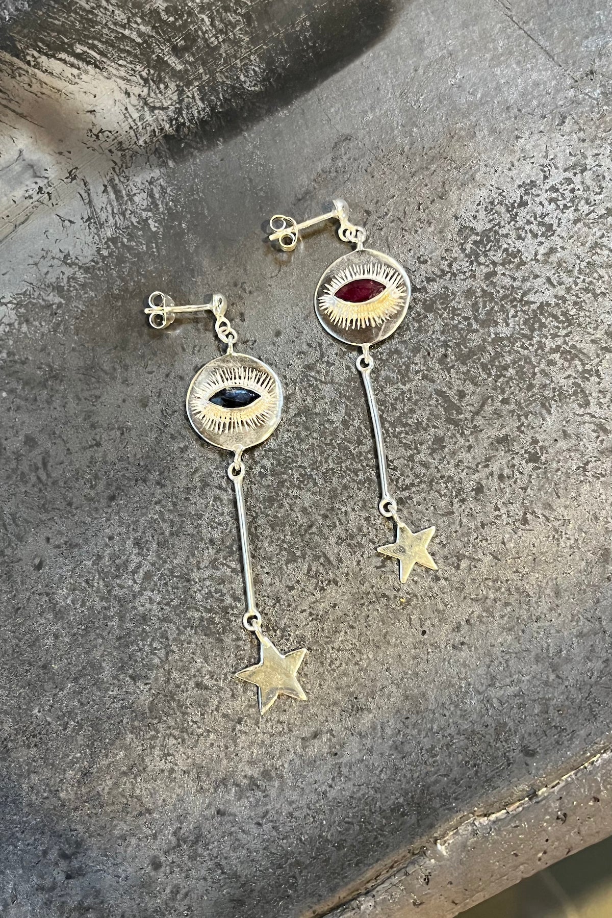 Nafsu - Long Silver eye earstick w/star pendant I Red Ruby 4 - Rabens Saloner - DK