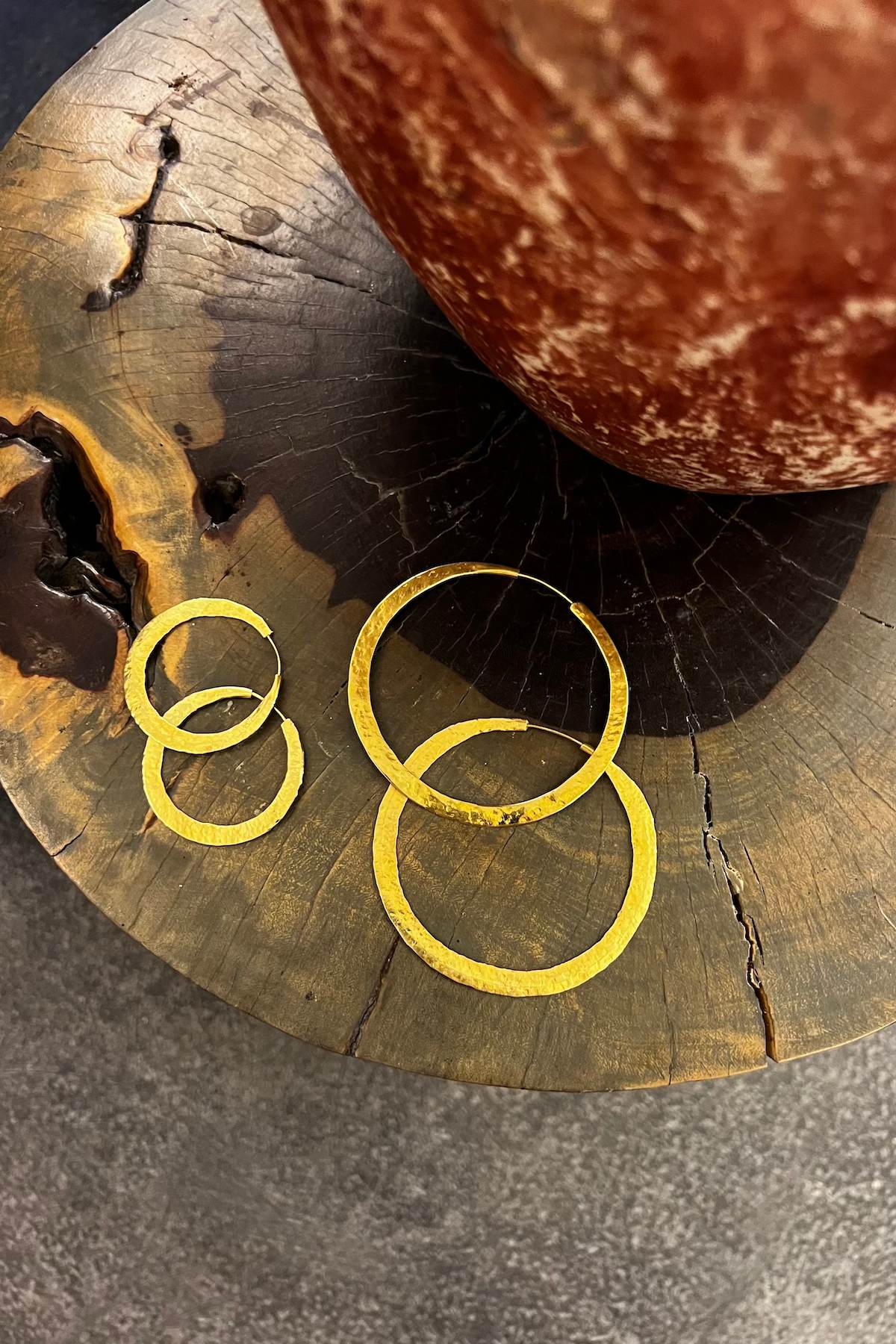 Nafsu - Hammered hoop S I Gold plated 5 - Rabens Saloner - DK