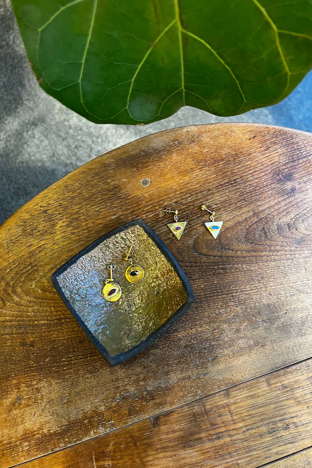 Nafsu - Earstick w/ round eye pendant I Gold plated/ Ruby 3 - Rabens Saloner - DK