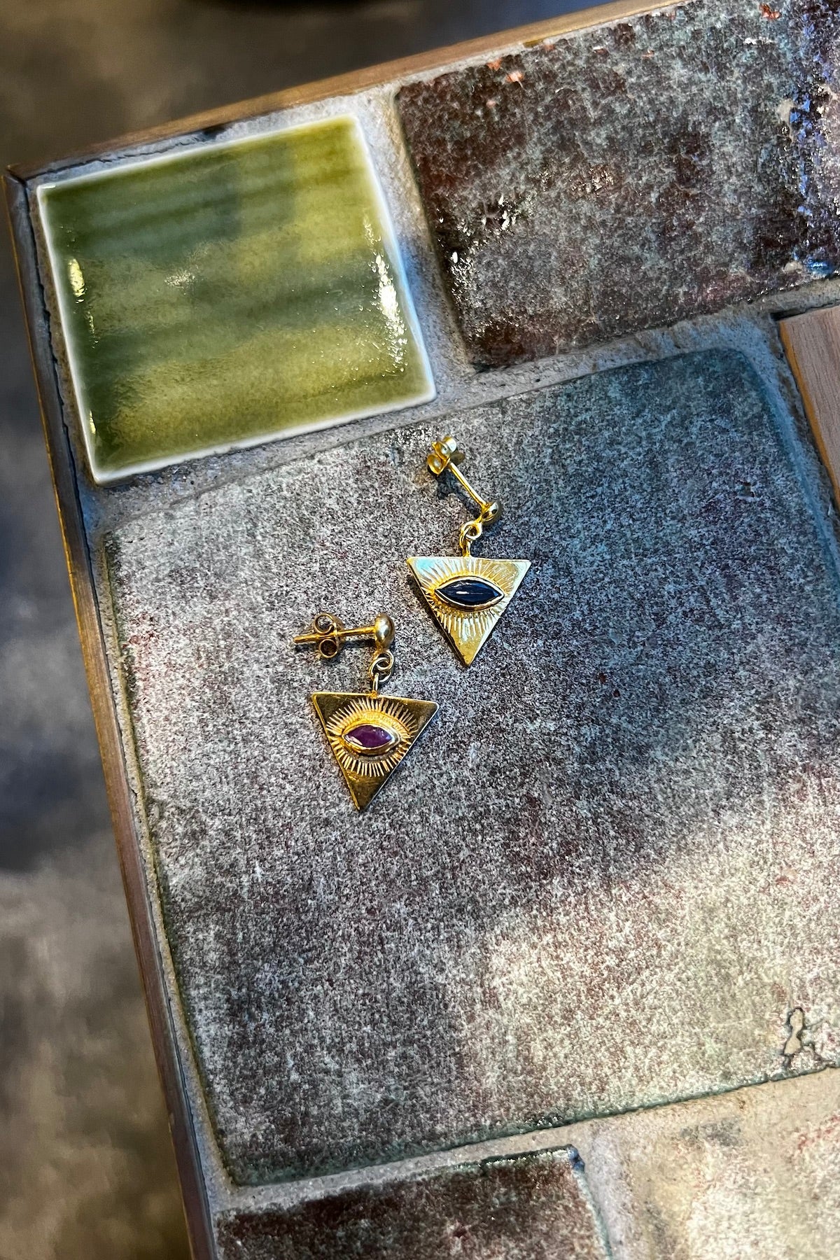 Nafsu - Gold Earstick w/ Triangle Eye Pendant I Black Sapphire 2 - Rabens Saloner - DK
