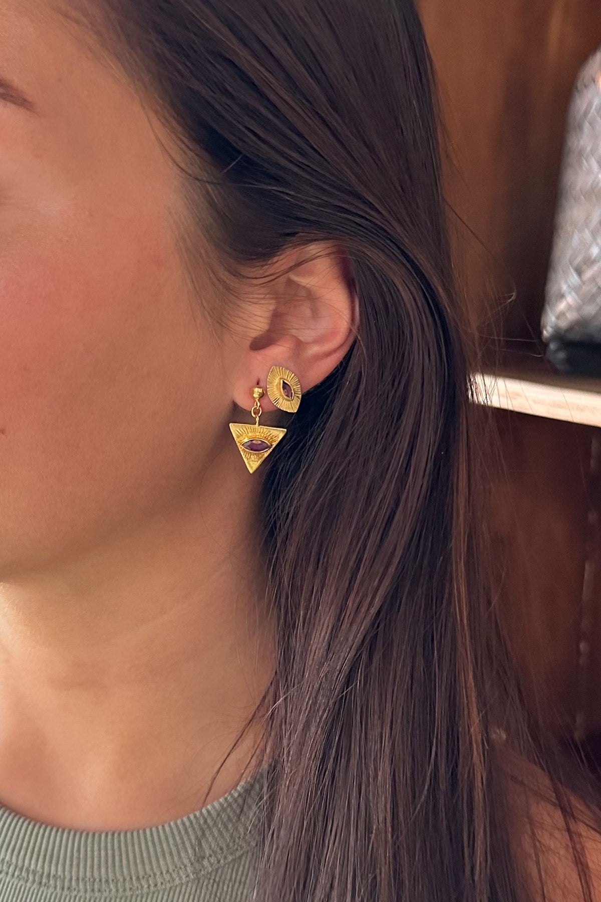 Nafsu - Earstick w/ Triangle Eye Pendant I Red Ruby 3 - Rabens Saloner - DK