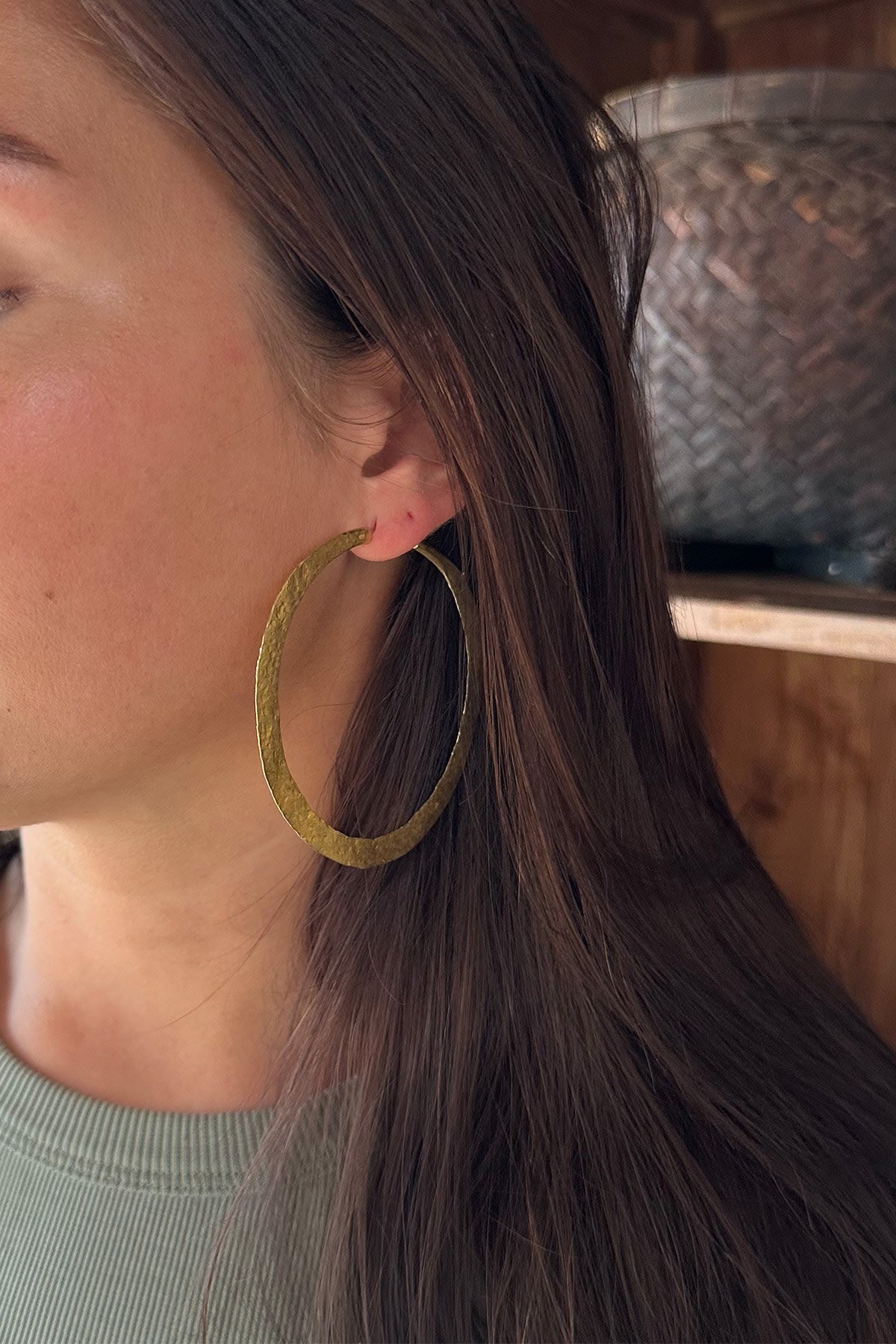 Nafsu - Hammered hoop L I Gold plated 2 - Rabens Saloner - DK