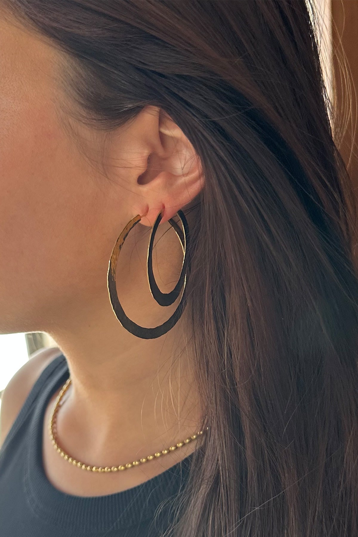 Nafsu - Hammered hoop L I Gold plated 3 - Rabens Saloner - DK