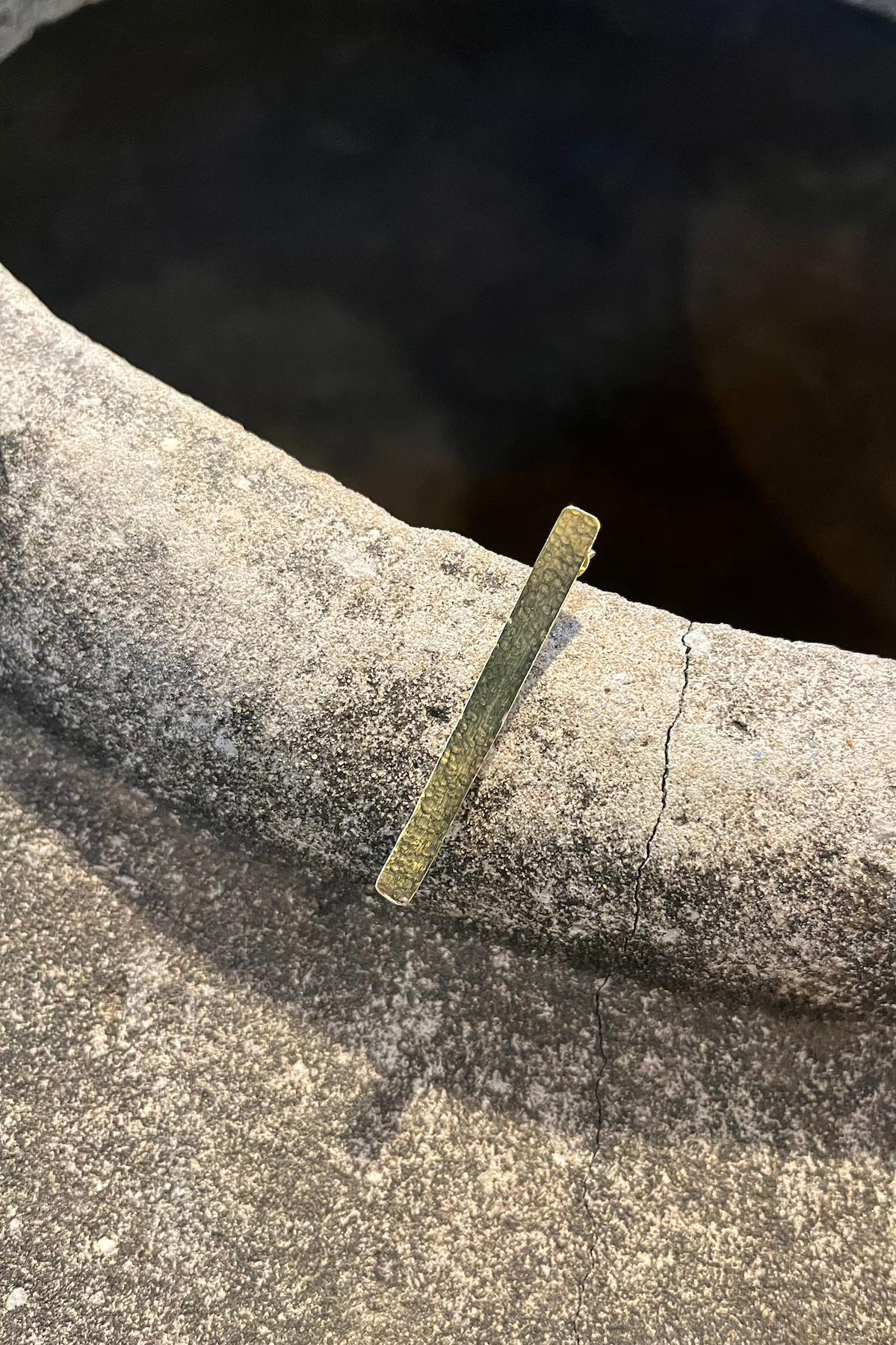 Nafsu - Hammered long earstick I Gold plated 3 - Rabens Saloner - DK